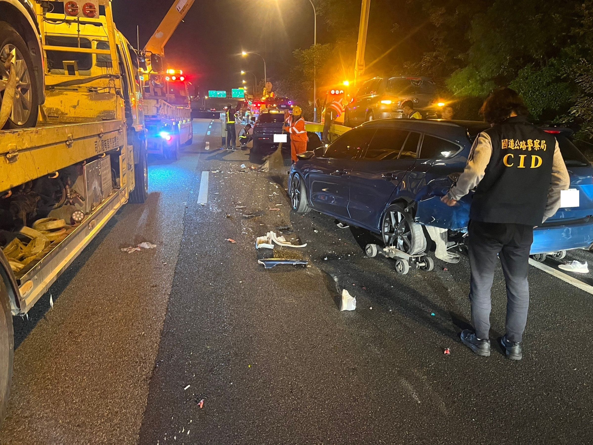 本月4日國道3號南向新竹香山路段,5輛轎車追撞後,再遭後方車輛追撞,釀1死2傷。(翻攝畫面)