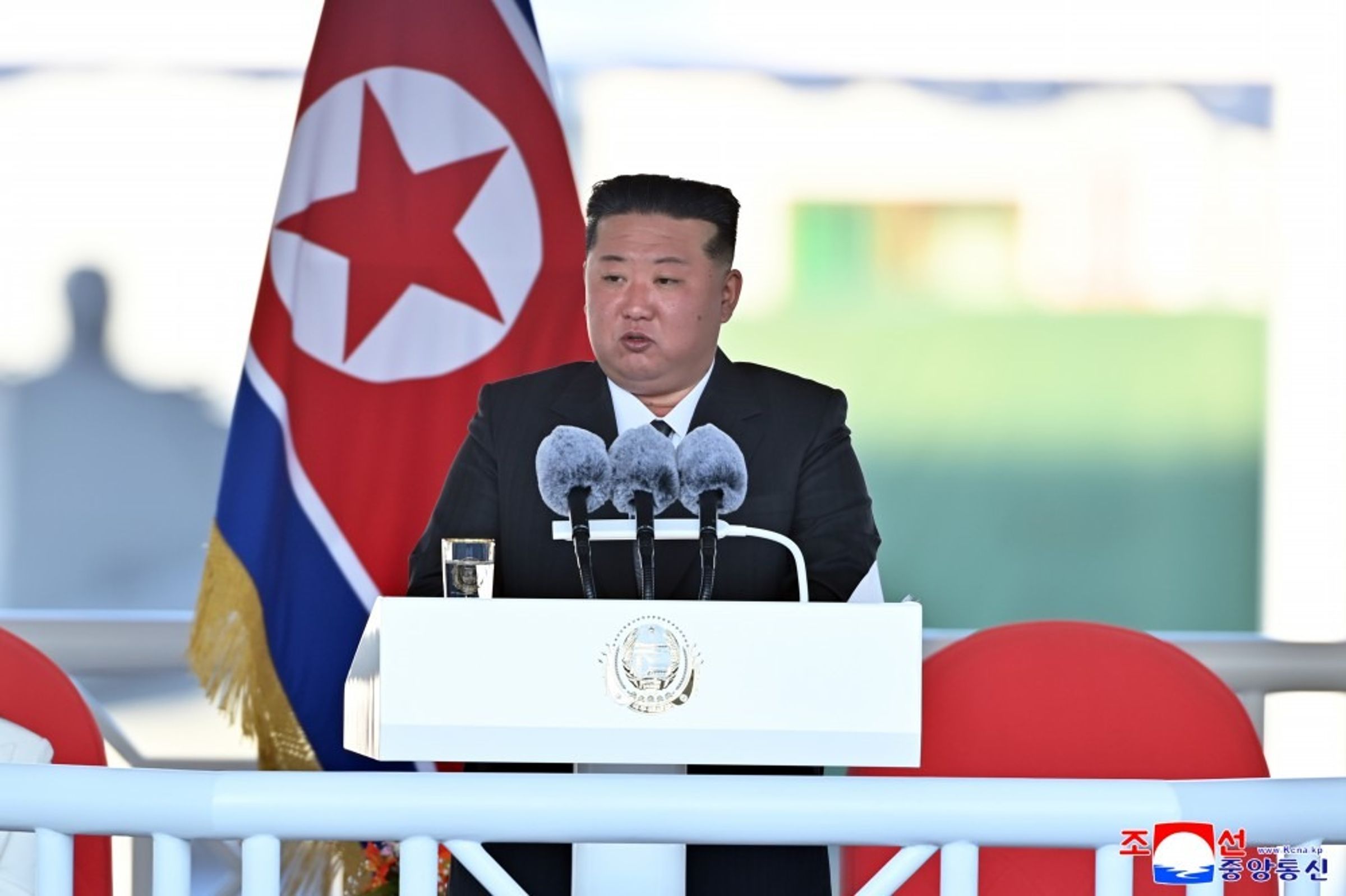 金正恩出席驅逐艦下水典禮,卻親眼目睹「足以國家顏面盡失」的重大失誤。(翻攝自朝中社官網)
