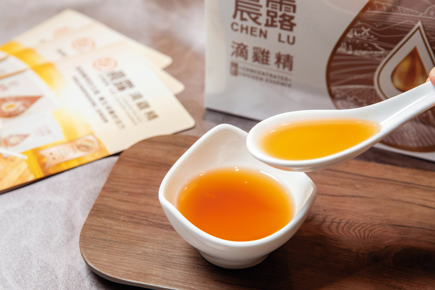 元進莊旗下品牌晨露滴雞精,選用飼養100天的台灣土雞慢火蒸煮10小時滴煉,去油去脂頗為清爽。(2,100元/1盒10入)