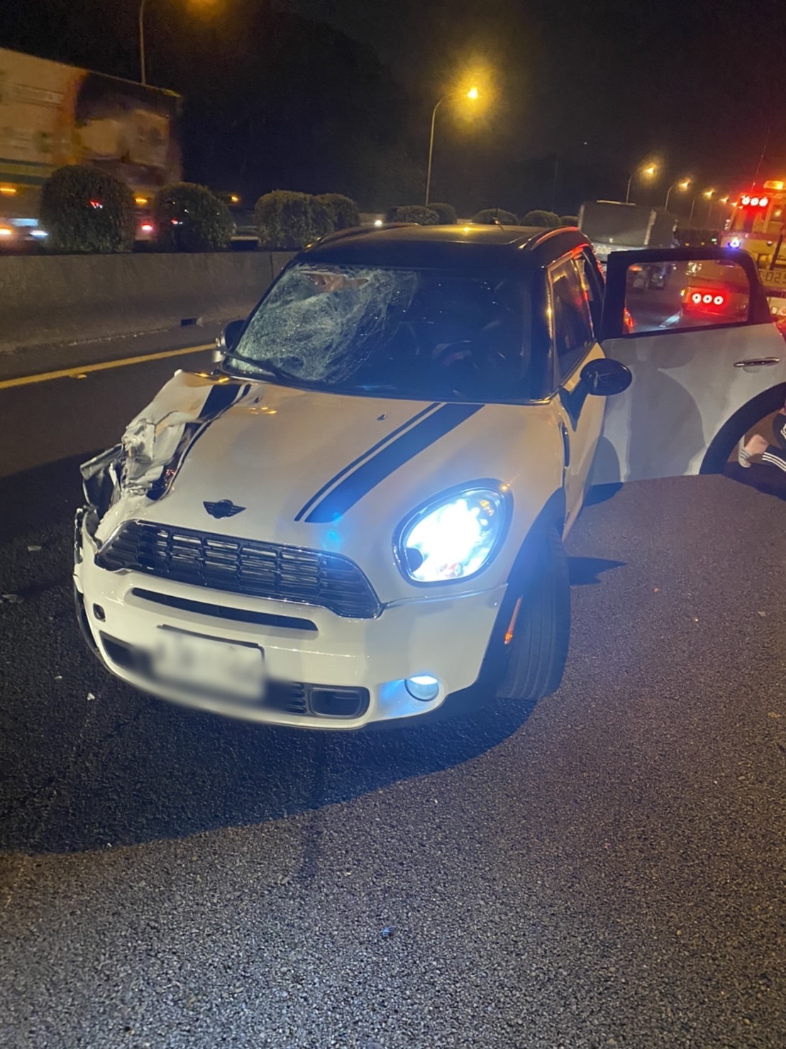 國三南下香山路段4日晚間發生重大車禍,轎車的擋風玻璃碎裂。(翻攝記者爆料網)