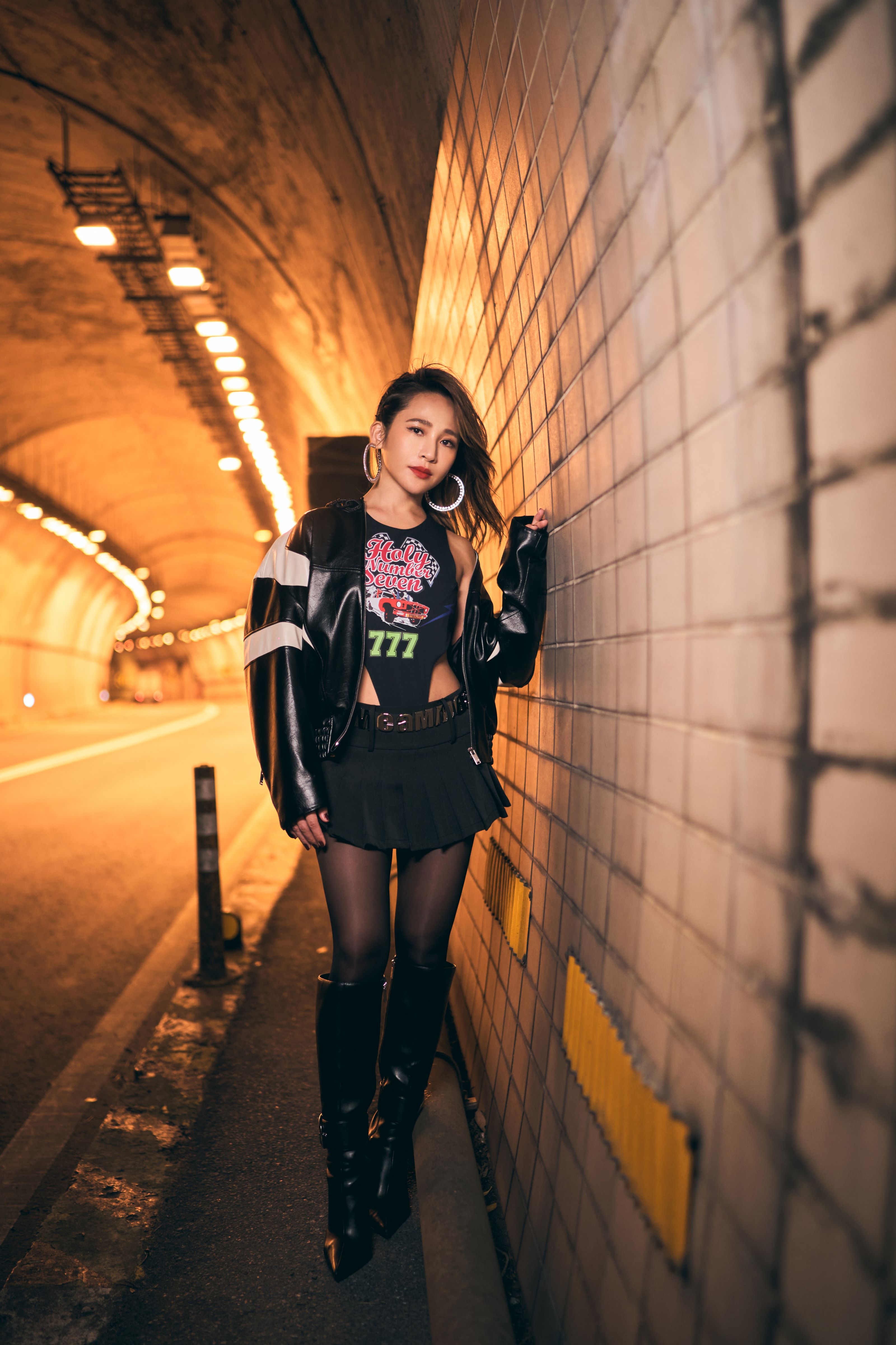 梁文音浮誇的重機女友造型火辣，坐在重機後座上性感破表。（環球音樂提供）
