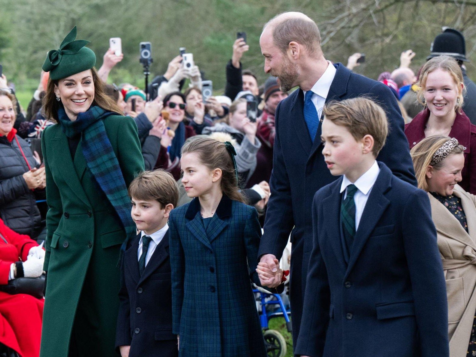 威廉王子、凱特王妃一家五口耶誕節與民眾互動。（翻攝X＠HRHPWales）