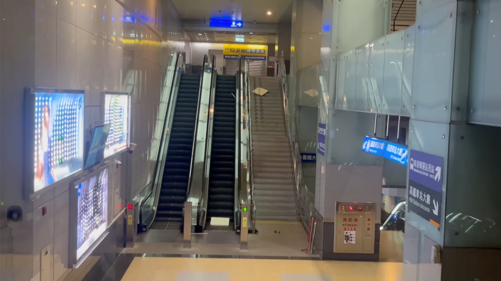 南港車站天花板掉落，嚇跑一票路人。（翻攝自臉書）