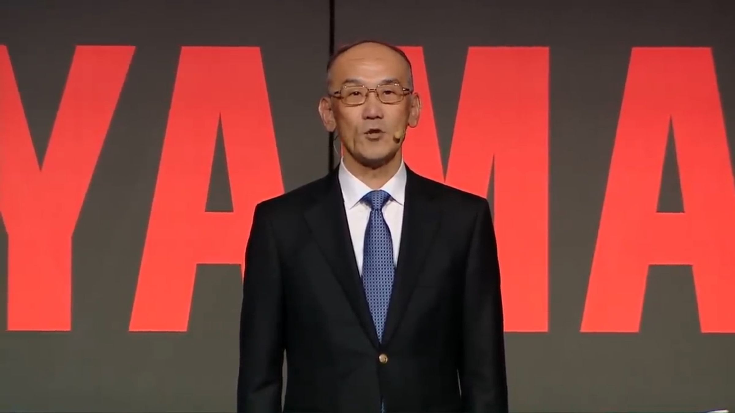 日本YAMAHA社長日高祥博今日驚傳遭女兒拿菜刀劃傷。(翻攝自 Yamaha Motor Europe YouTube)