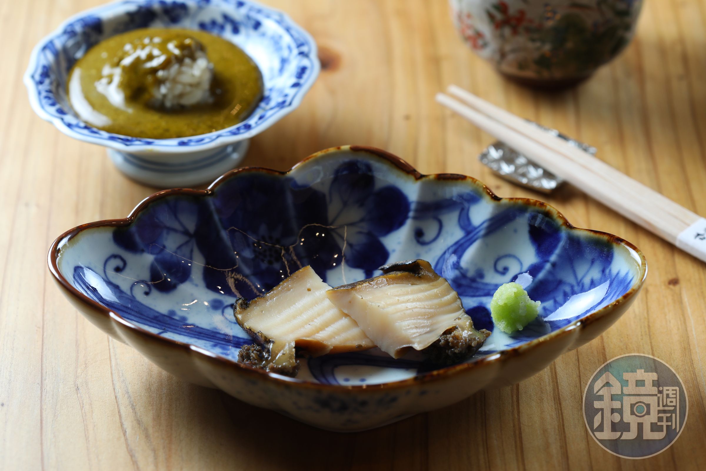 日本黑鮑魚需蒸煮至少5小時，可以直接吃、搭配山葵吃，最後再沾上鮑魚肝熬煮的濃郁醬汁，三種風味一次嘗遍。