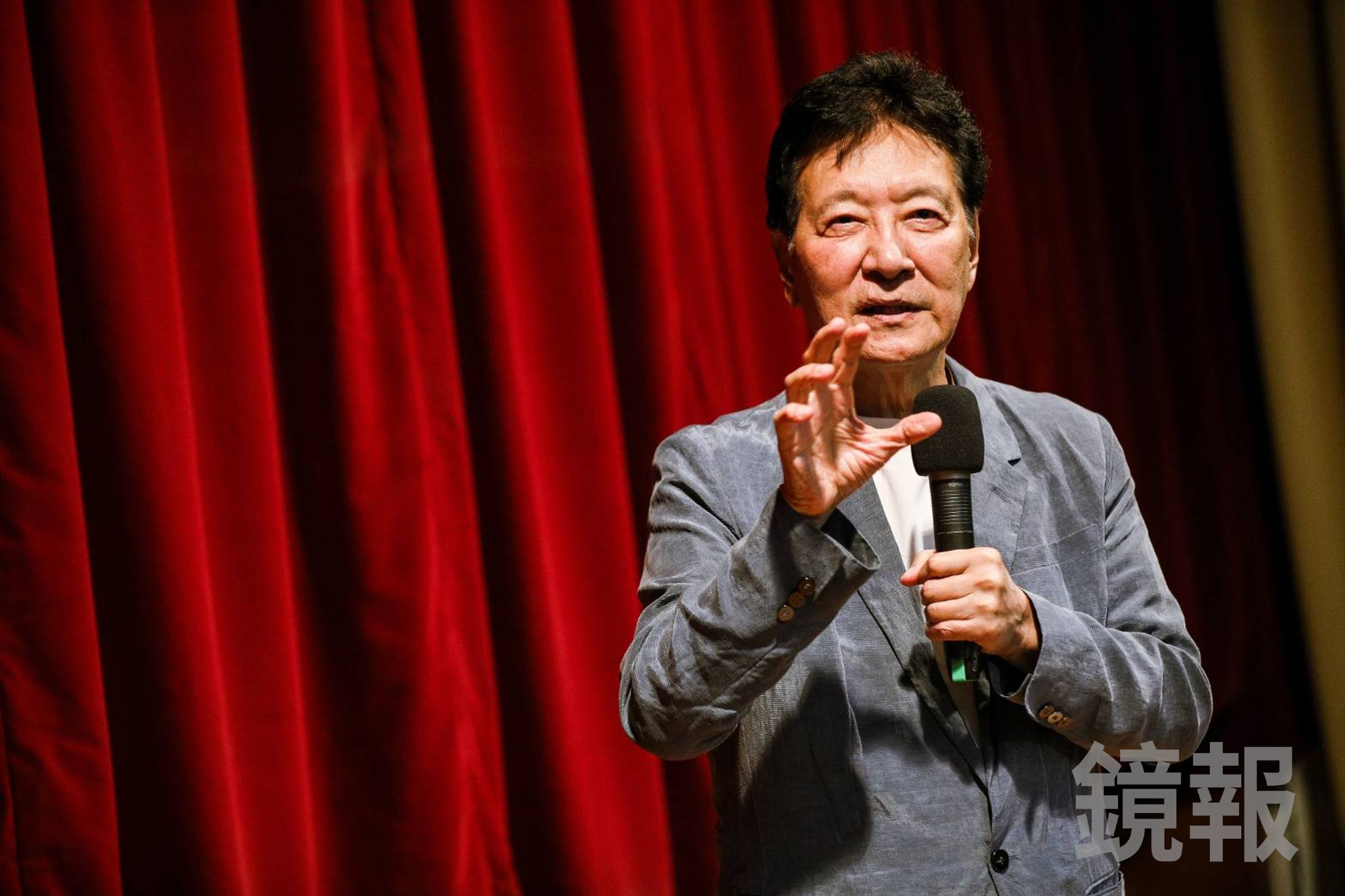 前中廣董事長趙少康在7月26日全國大罷免投票日，遭記者拍到2度亮出選票。（鏡報鄒保祥攝）