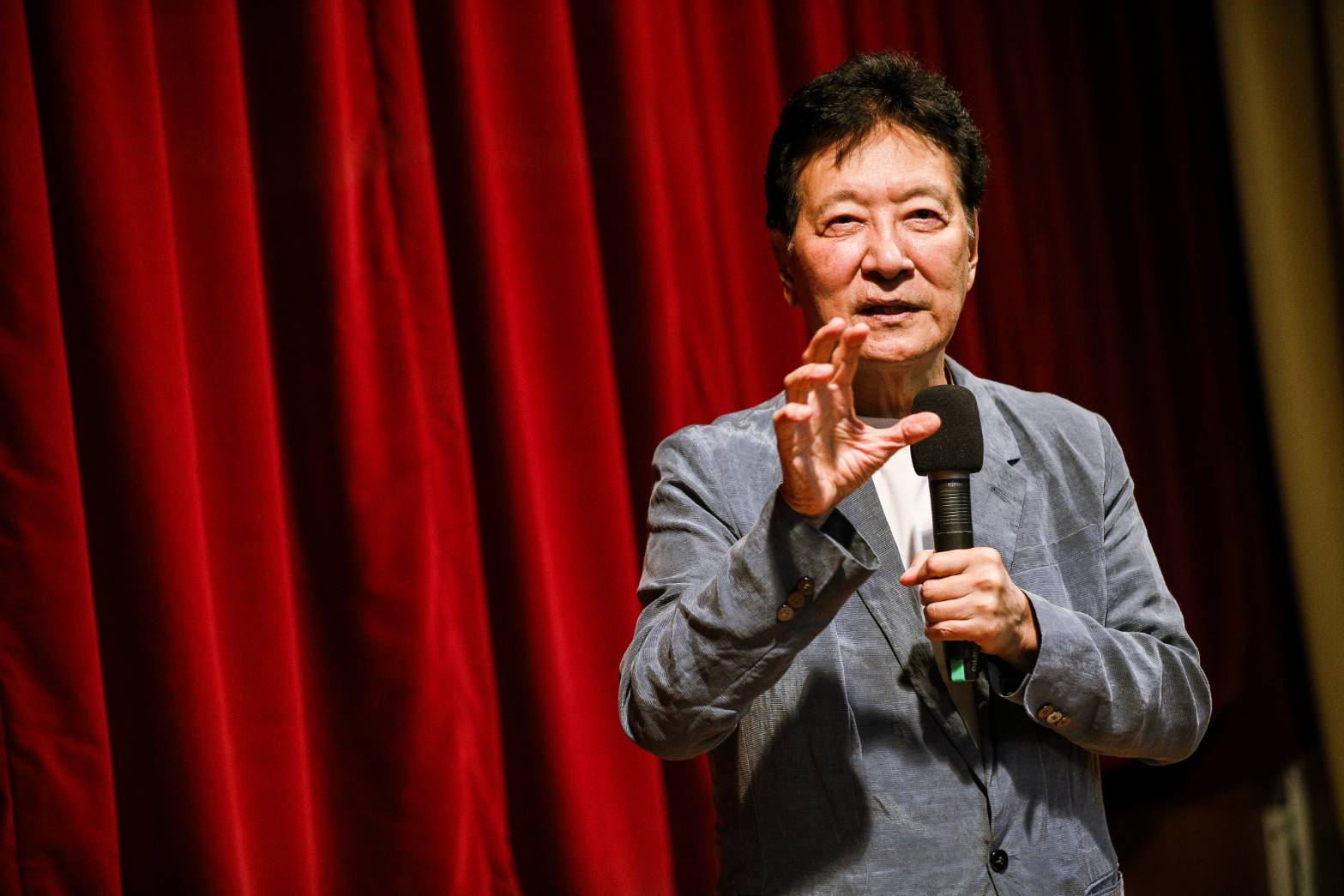 前中廣董事長趙少康在7月26日全國大罷免投票日，遭記者拍到2度亮出選票。（鏡報鄒保祥攝）