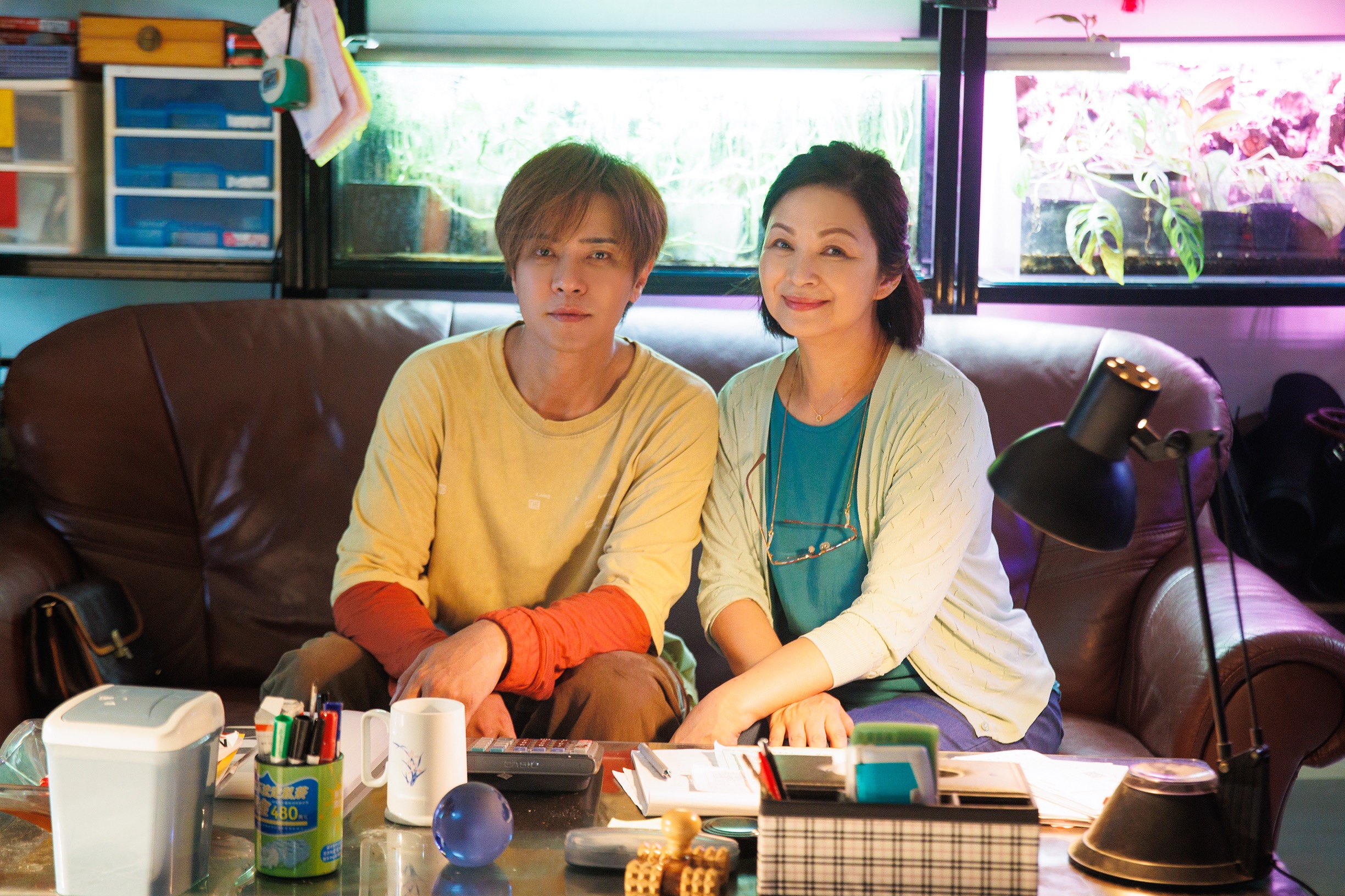 羅志祥推出新歌〈我還能怎麼伴〉，MV邀來楊貴媚助陣。（華納音樂提供）