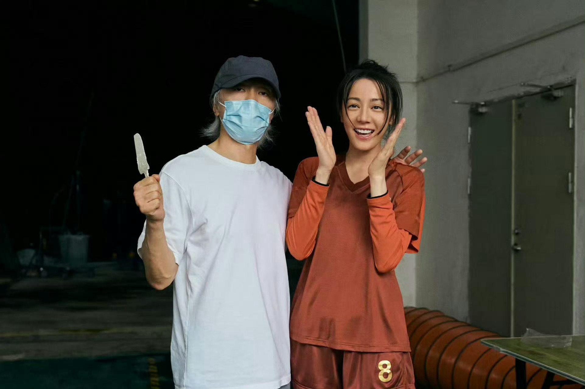 周星馳新片《功夫女足》合作頂流女星迪麗熱巴，票房雖已突破20億人民幣，然而卻傳出電影被「偷票房」，實際賣座不只20億。（功夫女足官博）