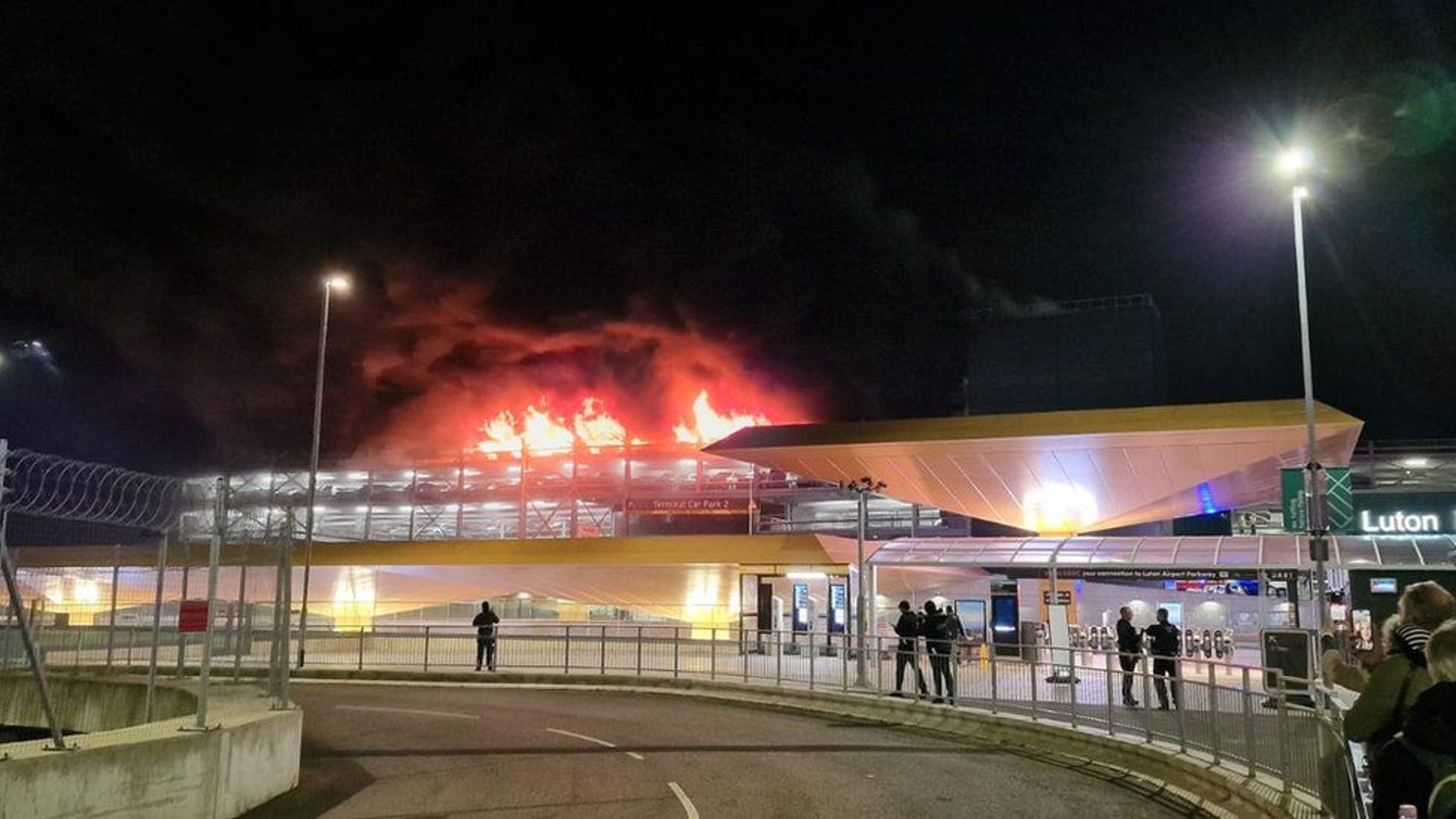 英國倫敦附近的盧頓機場10日晚間發生火災,導致停車場部分建築倒塌。(翻攝自X@TTW_ezine)