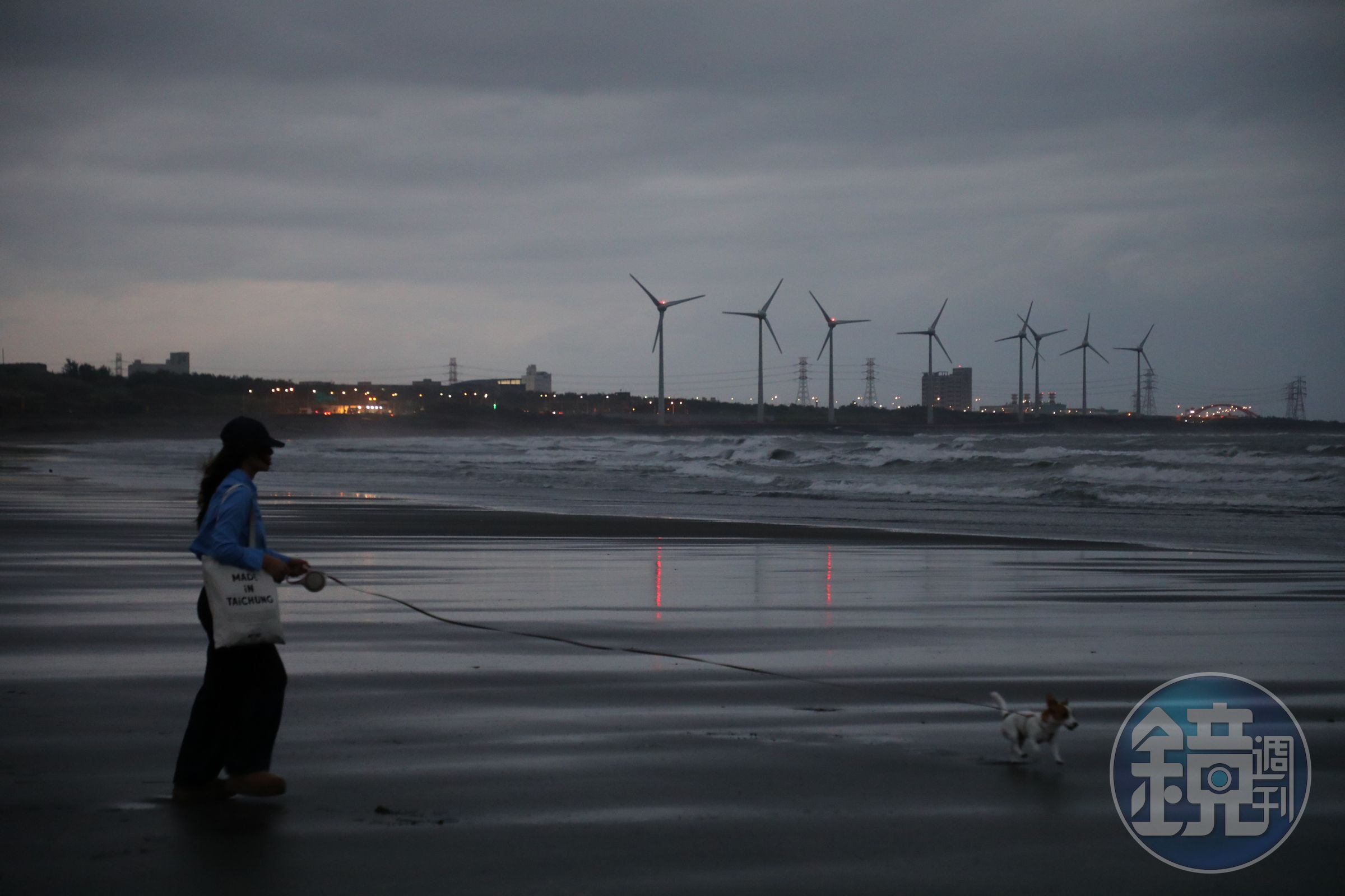 「林口頂寮沙灘」是離林口市區最近的海邊,能看見風力發電與飛機劃過天空的風景,夕陽也很美。