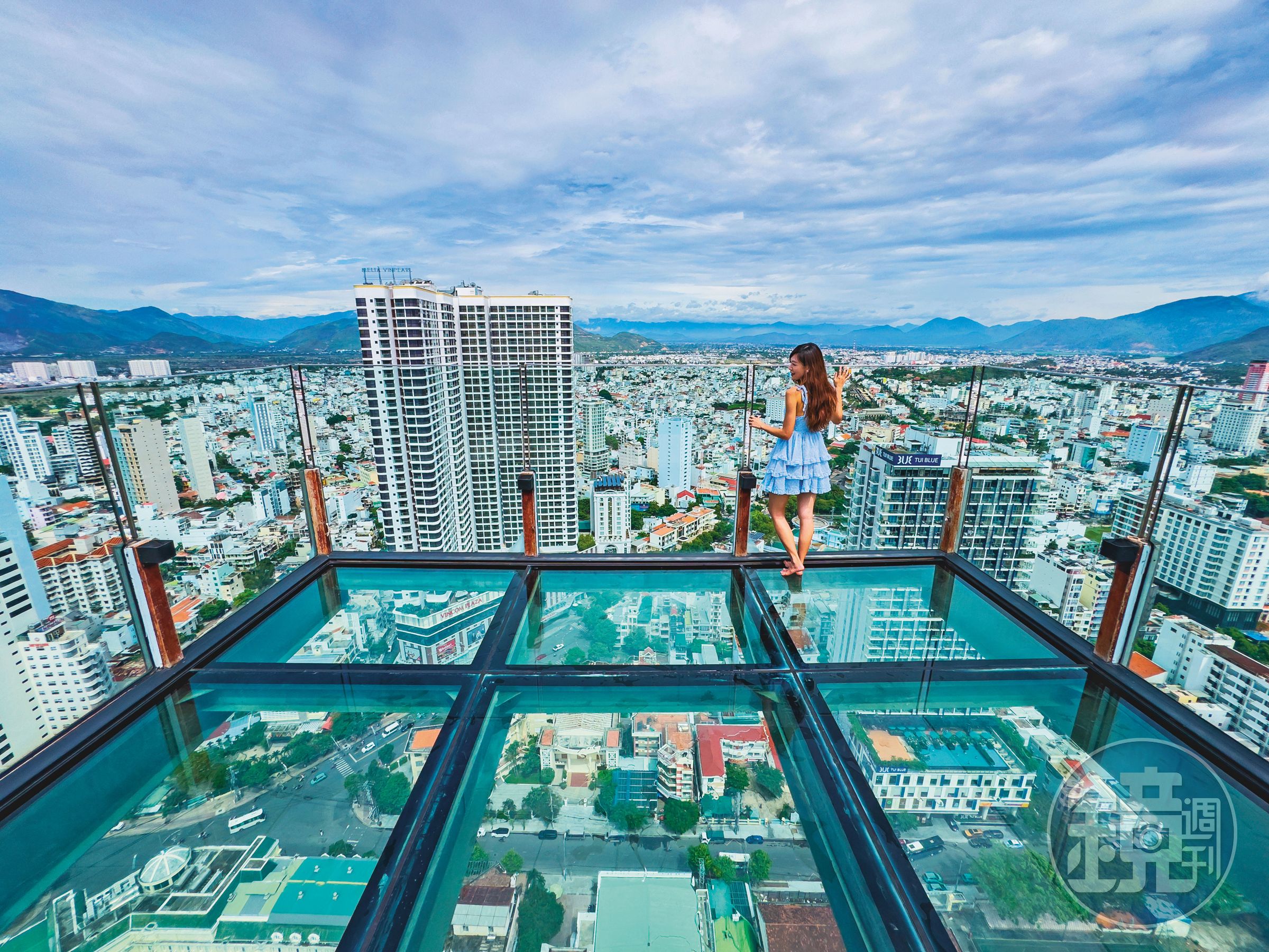 位於43樓餐廳的另一側,有一座以透明玻璃打造的Skywalk,能捕捉遼闊的城市景色。