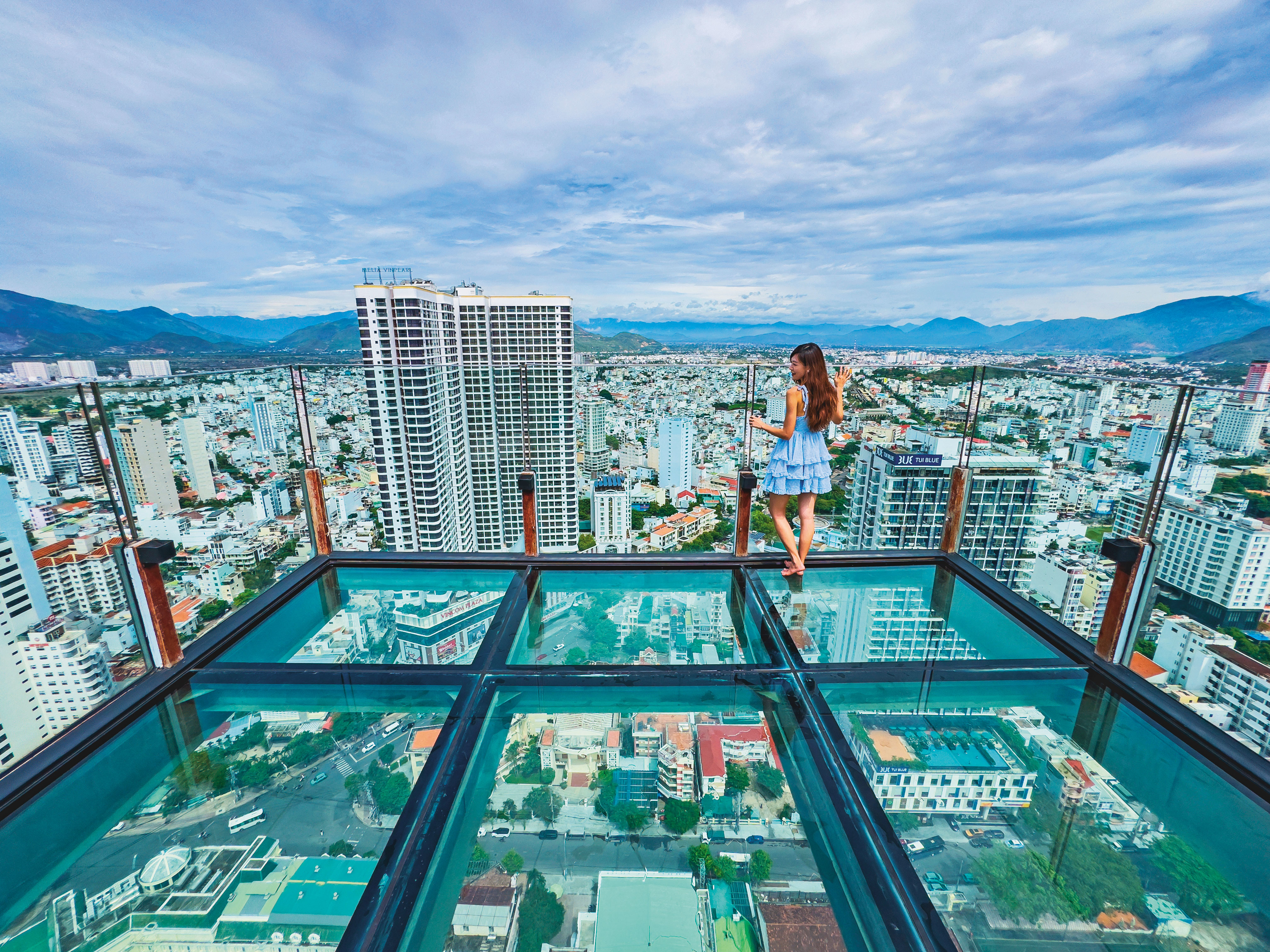 位於43樓餐廳的另一側，有一座以透明玻璃打造的Skywalk，能捕捉遼闊的城市景色。