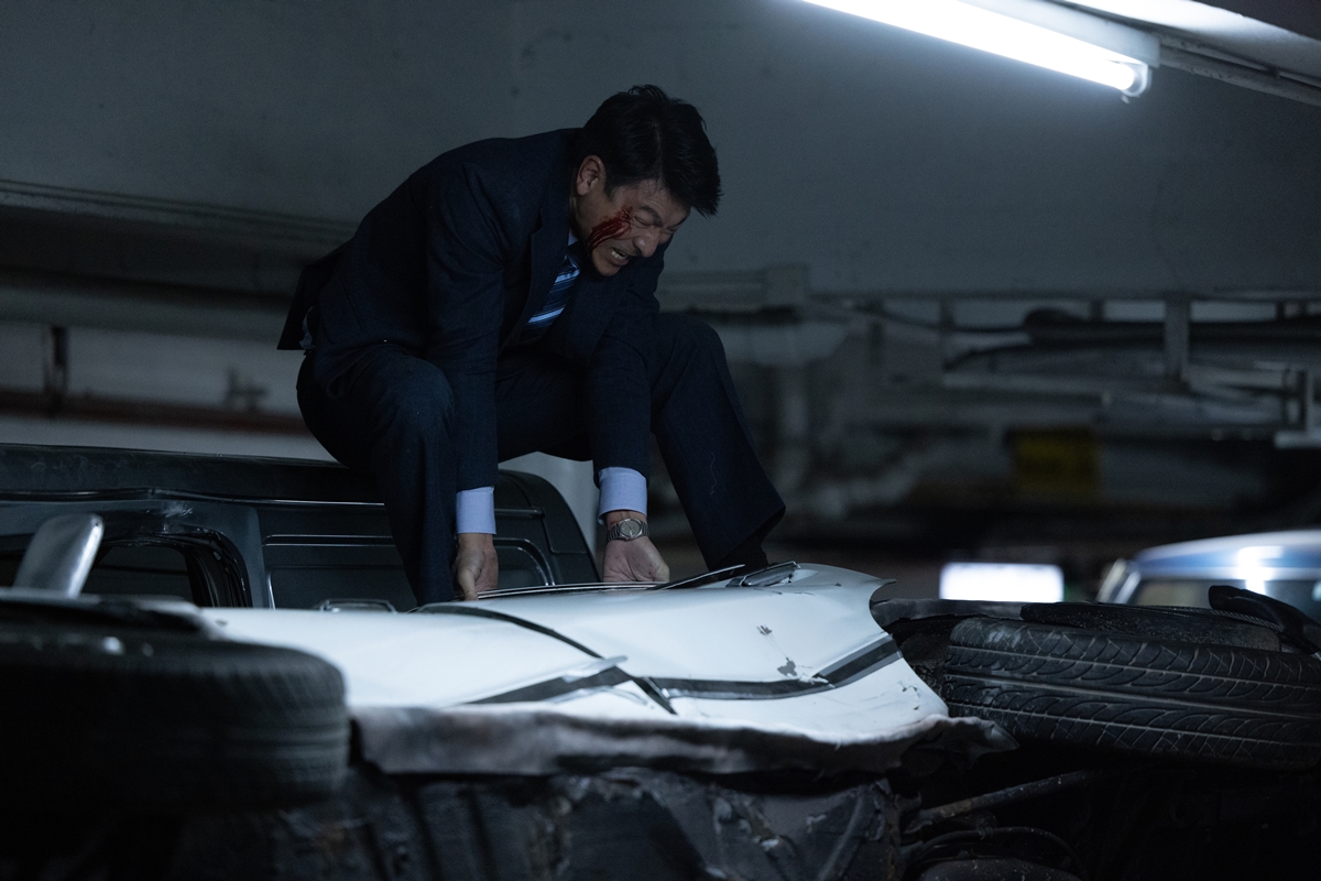 除了趴在行駛中的汽車引擎蓋上，劉德華且徒手拉啟扭曲的車門，援救受困車裡的妻女。（龍祥提供）