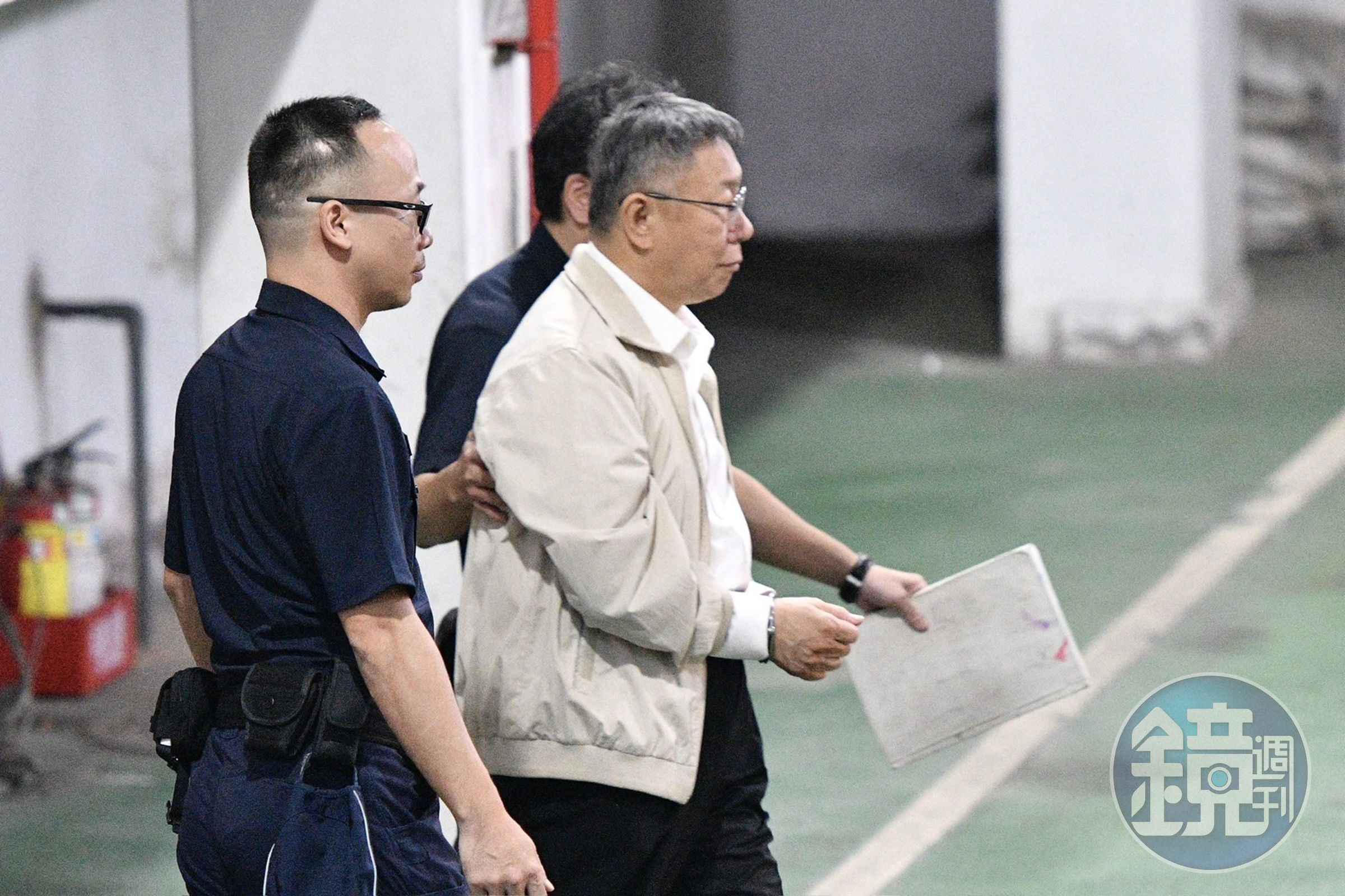 柯文哲遭羈押禁見,上銬走上囚車被移送到台北看守所。
