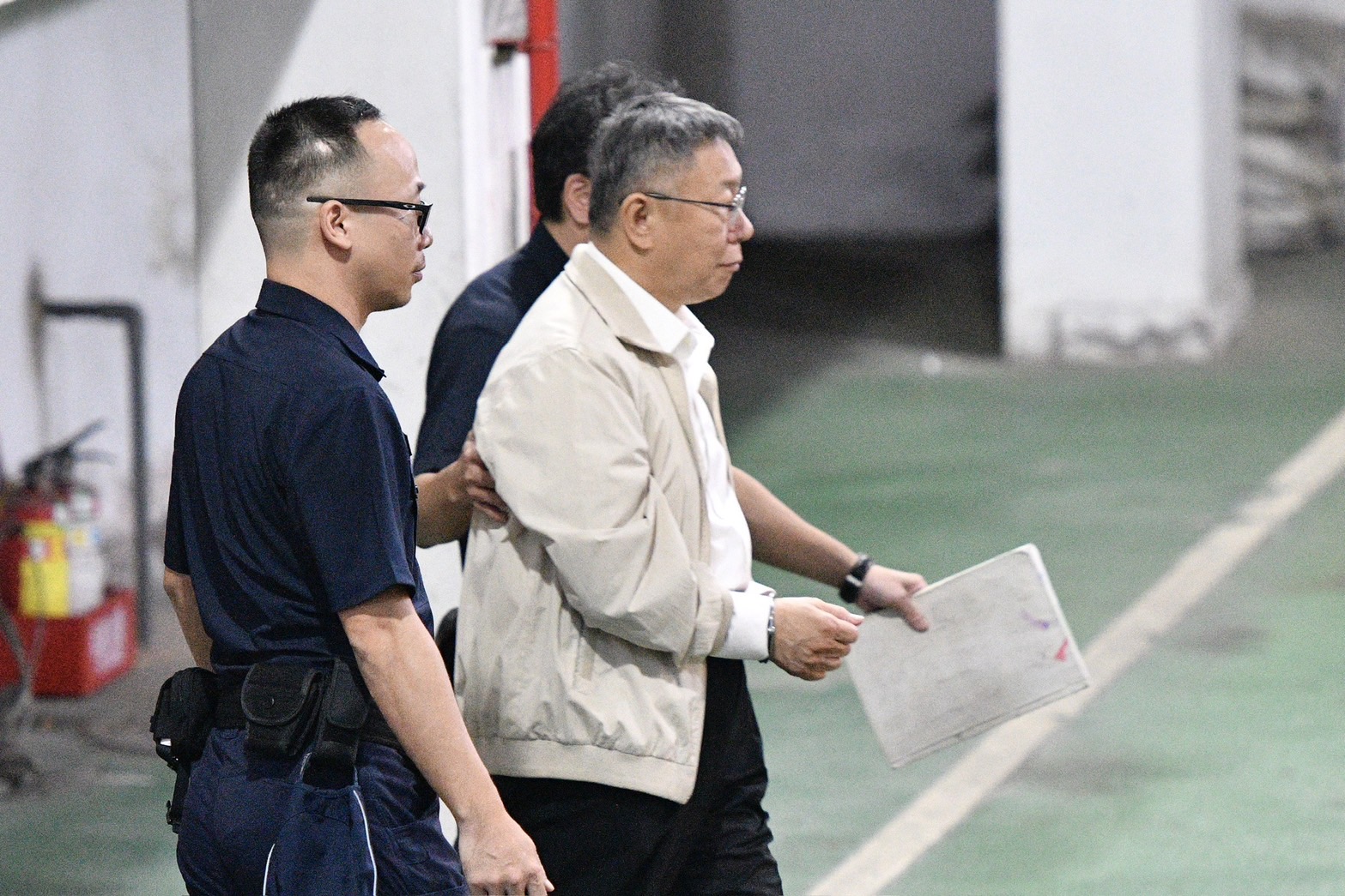 柯文哲遭羈押禁見，上銬走上囚車被移送到台北看守所。