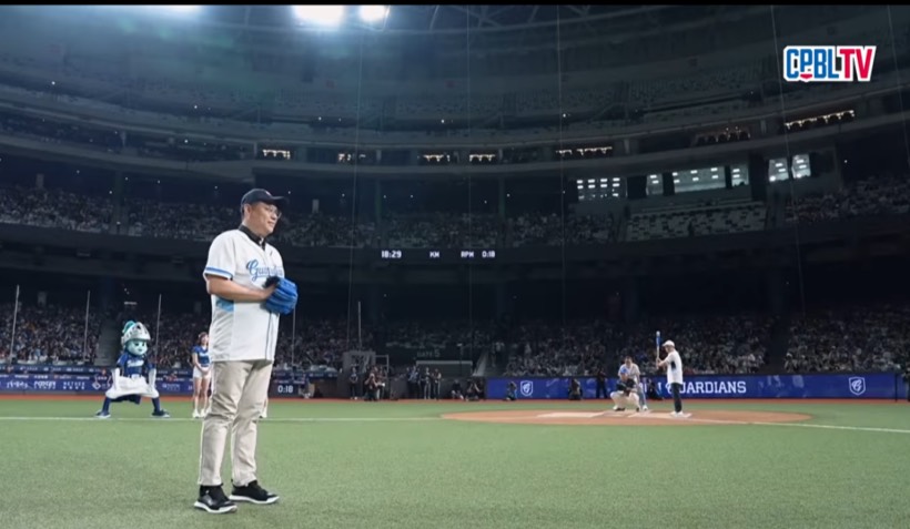 台亞半導體董事長李國光在大巨蛋為比賽開球。（翻攝自CPBLTV）