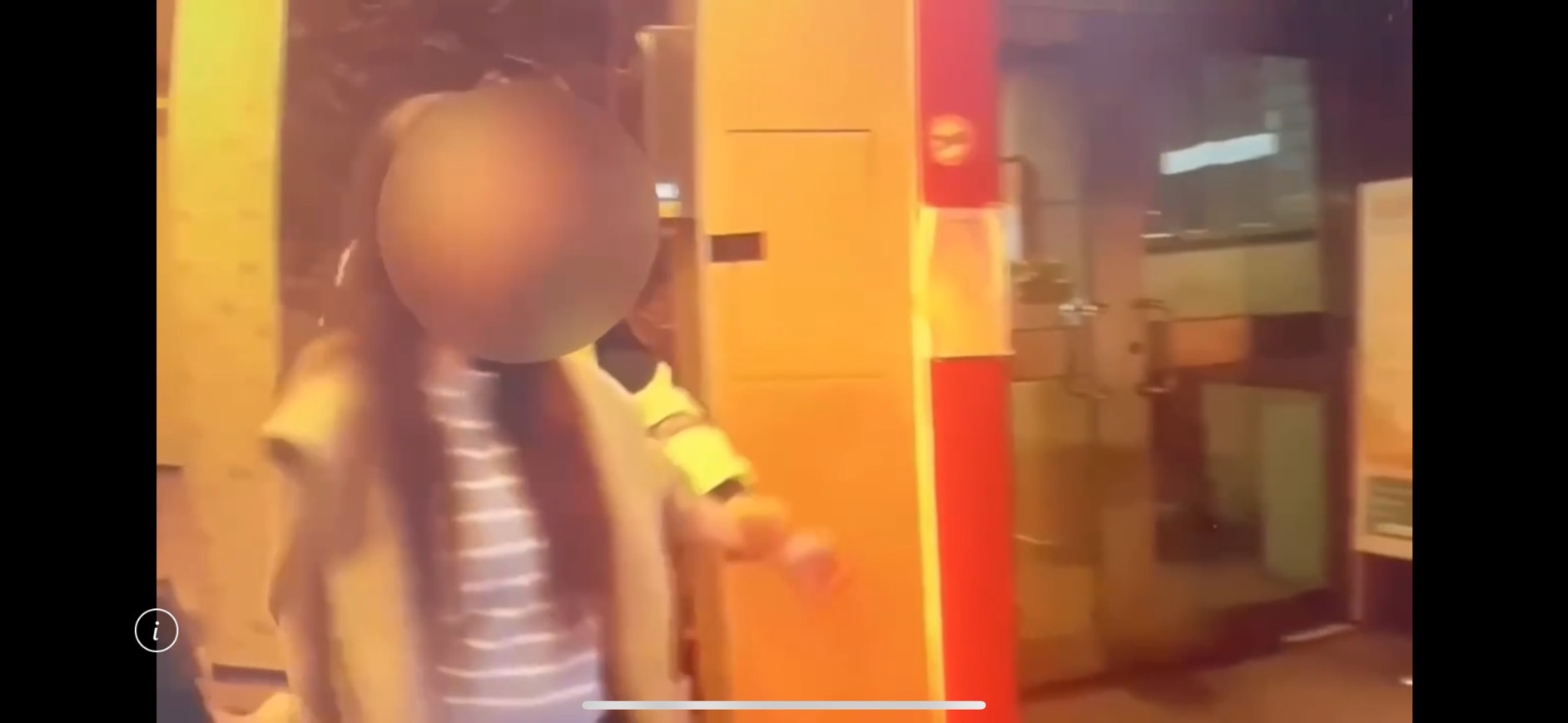 程女持雙刀到前東家店內揮舞、砸店，警方到場後她才棄刀。（翻攝畫面）