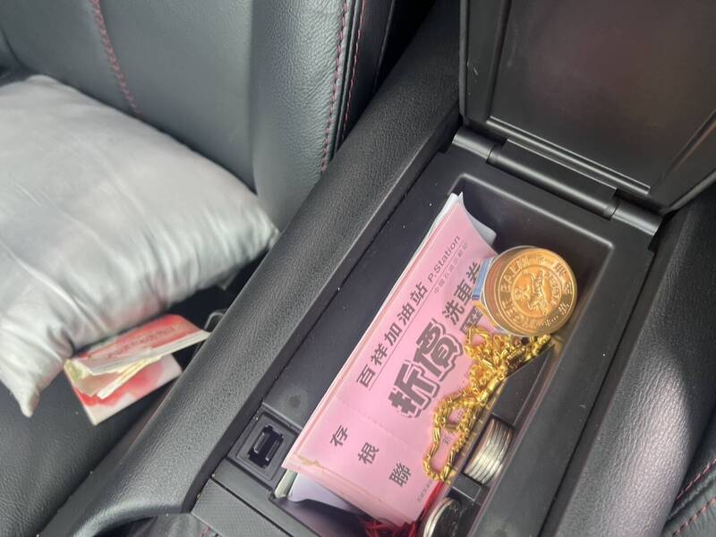 新竹一名吳姓男子昨日開跑車到銀樓竊走金項鍊，犯案1小時就被警方逮捕。（翻攝畫面）