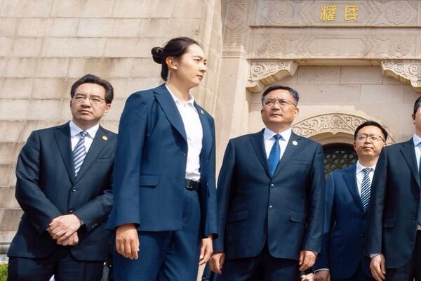 陸網點名鄭麗文旁的女隨扈是有「中國第一女保鑣」之稱嚴月霞。(翻攝自鄭麗文臉書)