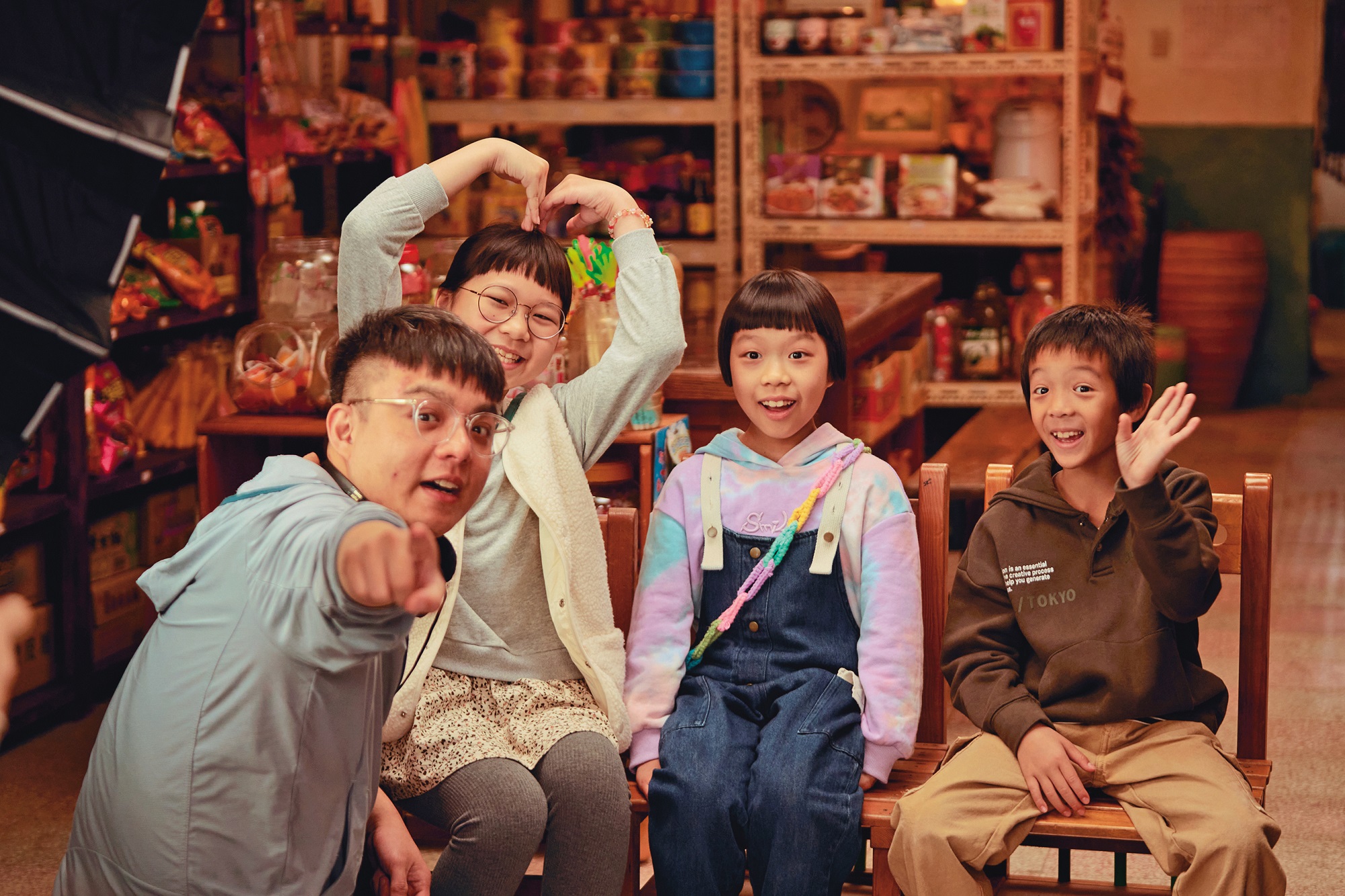 《什麼都沒有雜貨店》編導李權洋（左）擅長與小朋友互動，還建立一套獨特的工作模式。（小公視提供）