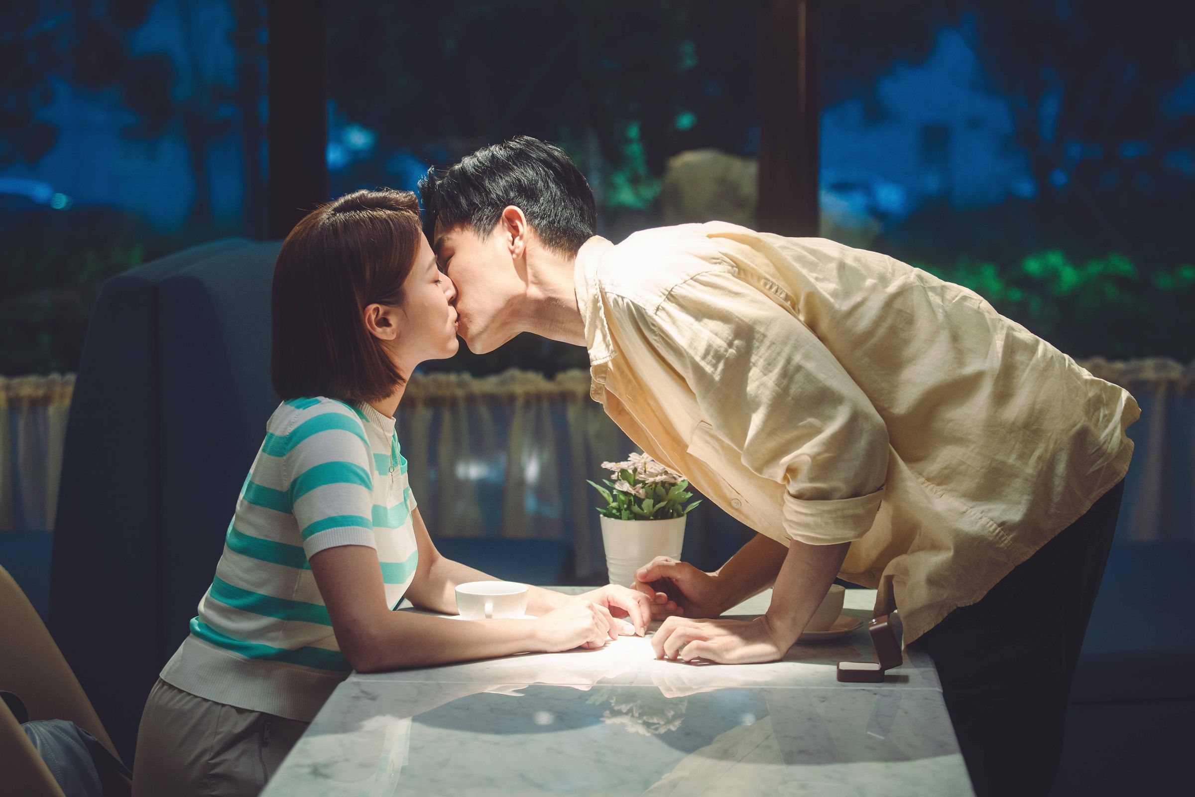 蘇晏霈飾演的秉愛在結局與李齊飾演的偉倫過著幸福的日子。（公視提供）