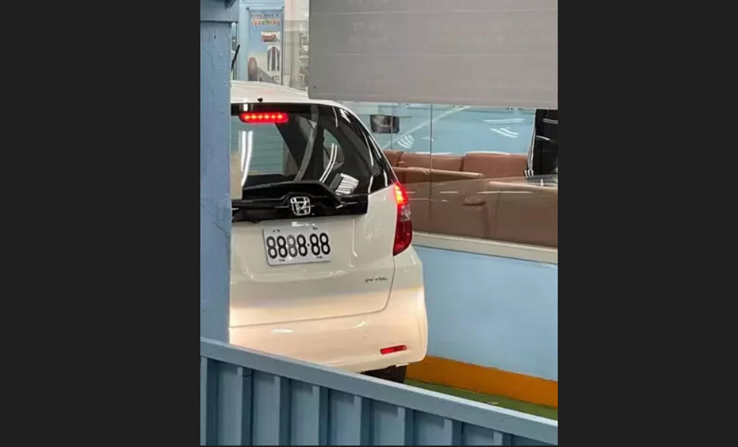 一輛平價的本田轎車上掛了黃金車牌「8888-88」,引發網友熱議。(翻攝爆廢公社)