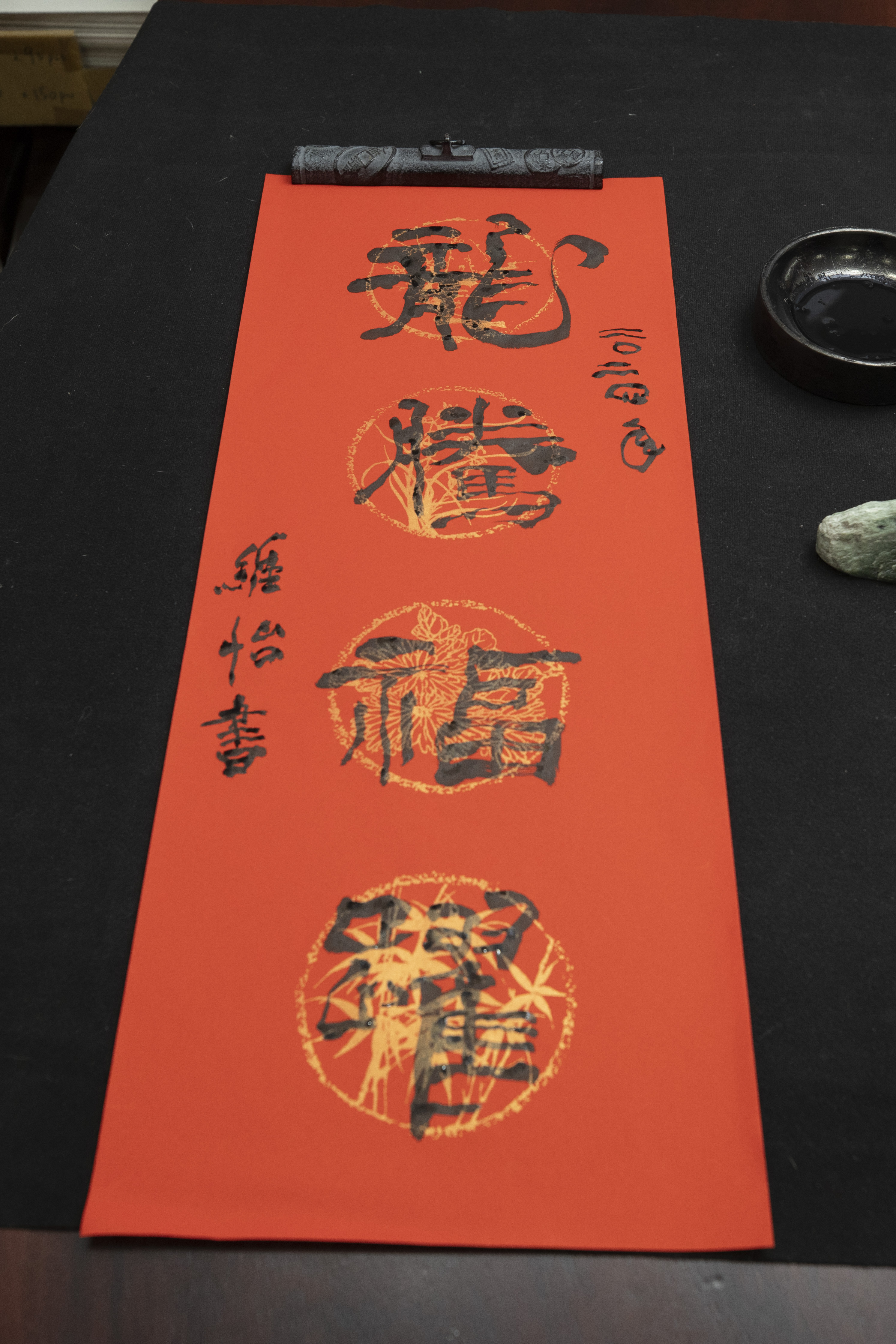 福隆棉紙的萬年紅為手抄紙再以網版印刷顏色與圖案,因紙張有毛細孔,上色特別牢,遇水都不會掉色。