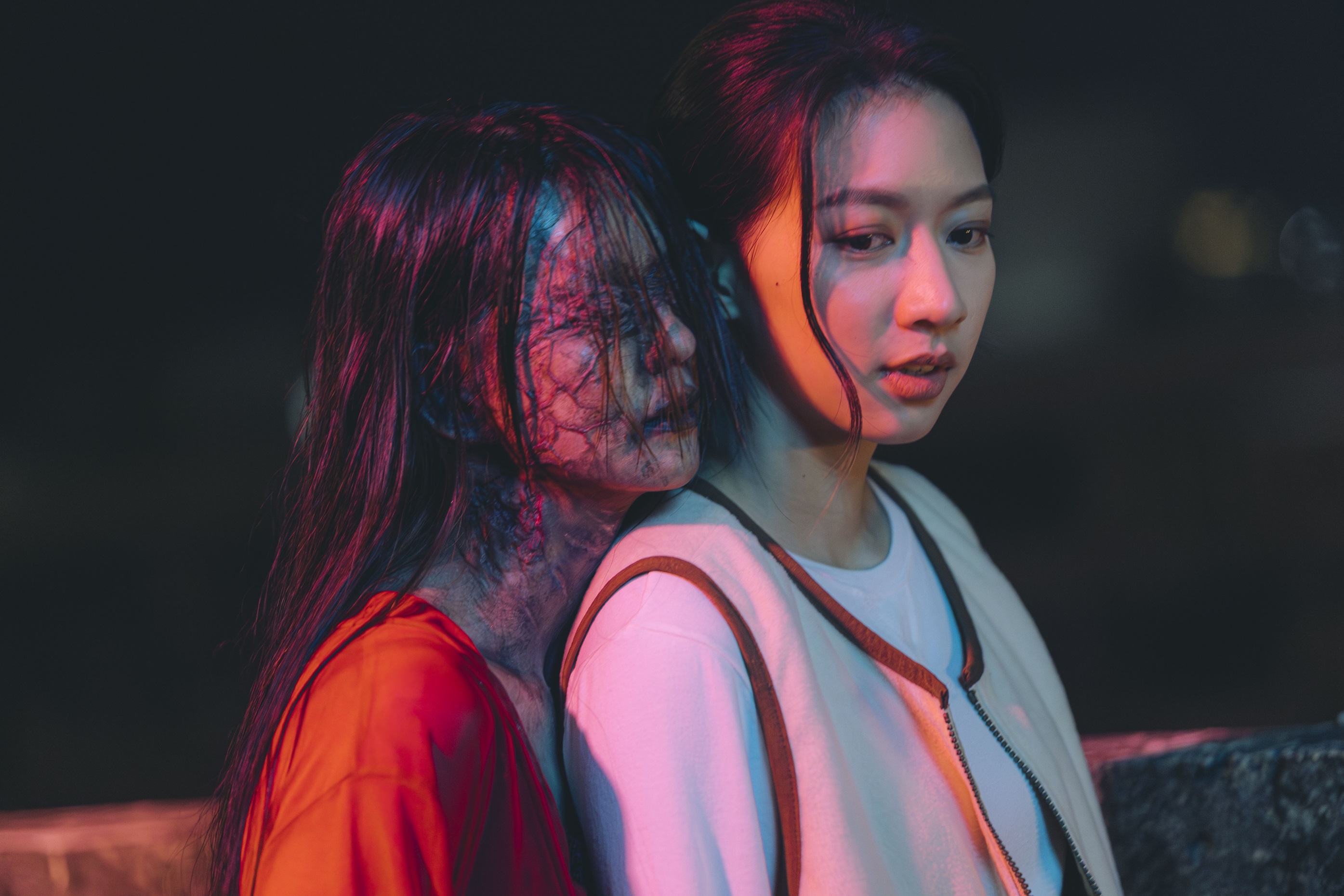 陳妤(右)在《鬼天廈》被白癡公主飾演的女鬼糾纏。(華映娛樂提供)