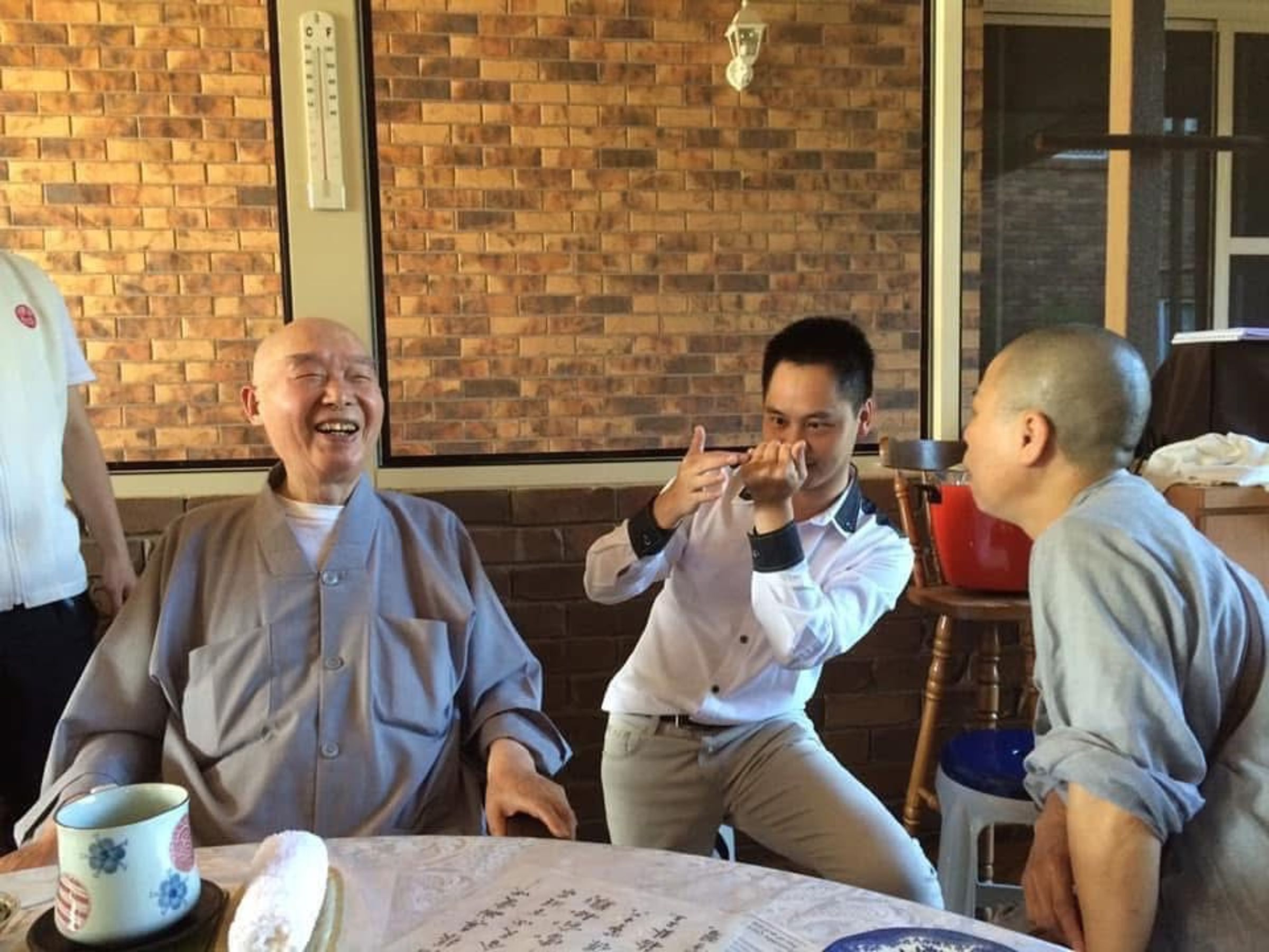 黃信凱曾表演魔術逗樂淨空法師，2015年他受聯合國教科文組織邀請，於巴黎晚宴上表演，也是由淨空法師推薦，是他重要貴人。(黃信凱提供)