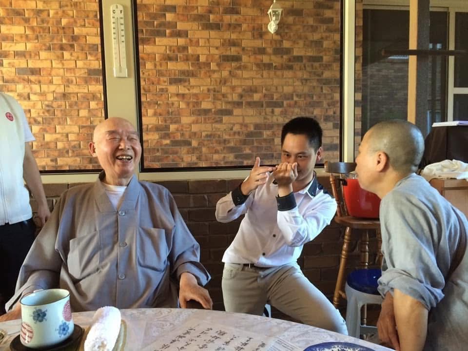 黃信凱曾表演魔術逗樂淨空法師，2015年他受聯合國教科文組織邀請，於巴黎晚宴上表演，也是由淨空法師推薦，是他重要貴人。(黃信凱提供)