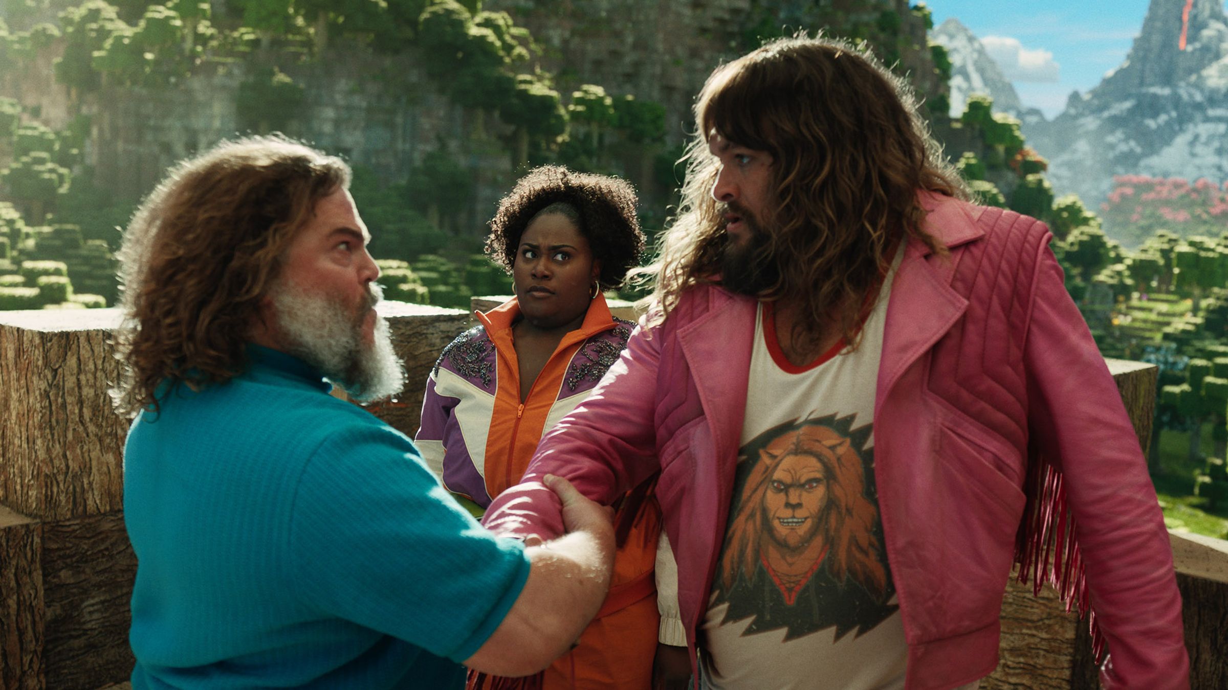 傑克布萊克(左起)在《麥塊電影》飾演充滿鬼點子的專業蓋房史提夫,碰上來到主世界不速之客的,像是丹妮爾布魯克斯飾演的譚恩、以及傑森摩莫亞飾演的「垃圾人」。(華納兄弟提供)