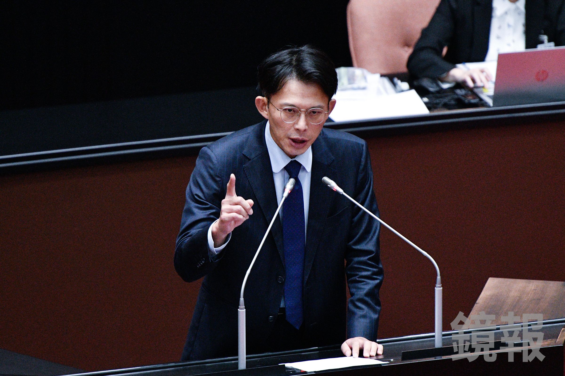 黃國昌在立法院外交及國防委員會機密會議時,被抓包將機密文件攜出會議室,該爭議持續延燒。(鏡報李智為)