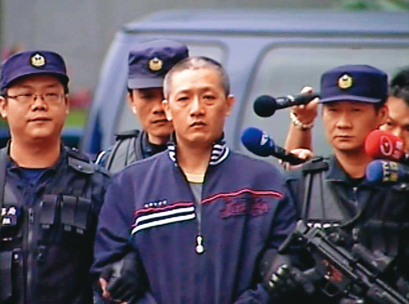 槍擊要犯陳勇志（中）從中國引渡回台受審，被判處無期徒刑。（東森新聞提供）