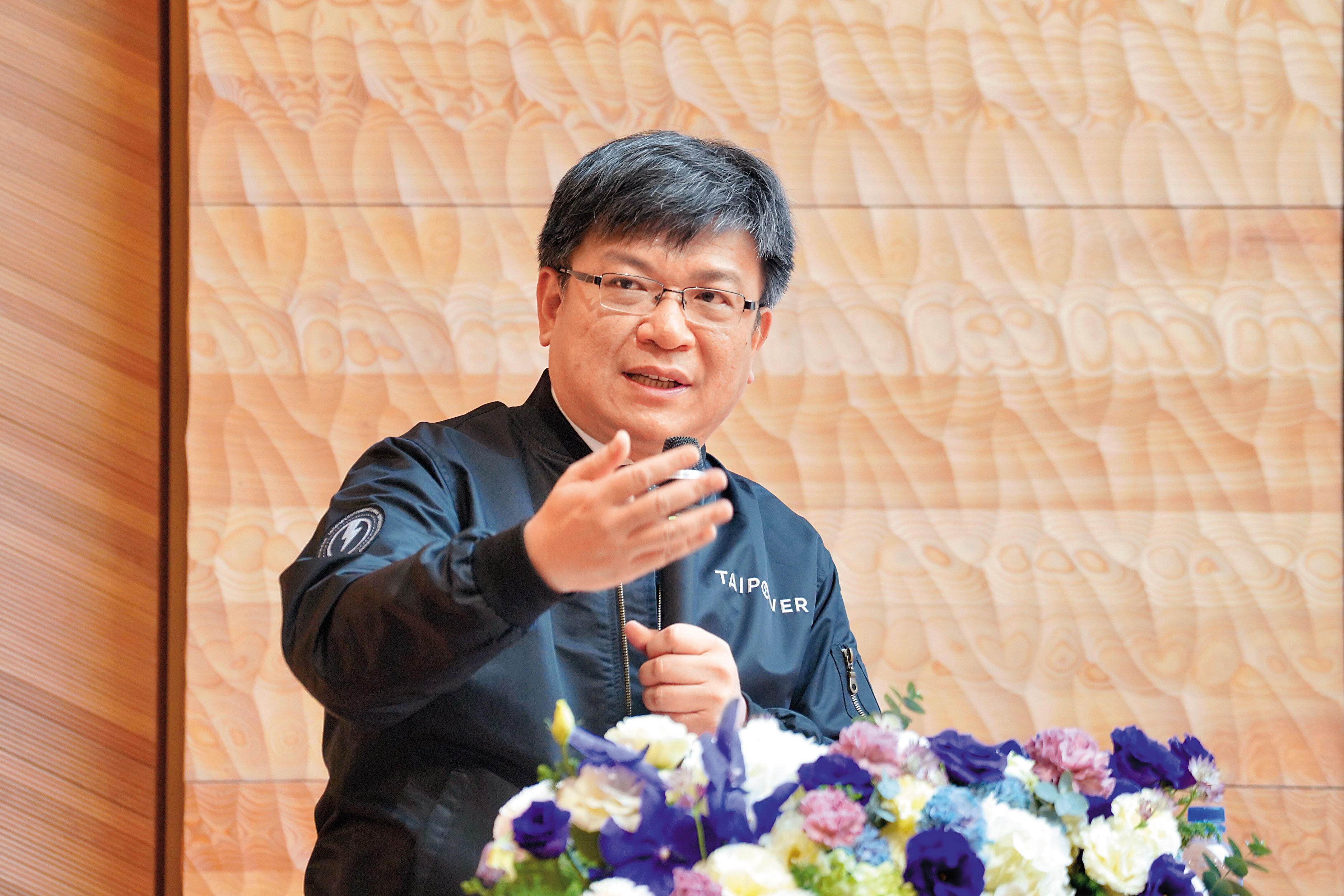 台電離岸風電二期工程歷經8次流標，2020年由富崴能源得標，原訂2025年底完工併聯發電，最終未能如期履約。圖為台電董事長曾文生。