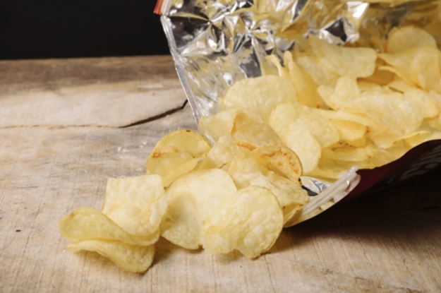 美國一名男子因向陌生人索取洋芋片失敗，憤而朝對方臉部開槍。（示意圖，photoAC）