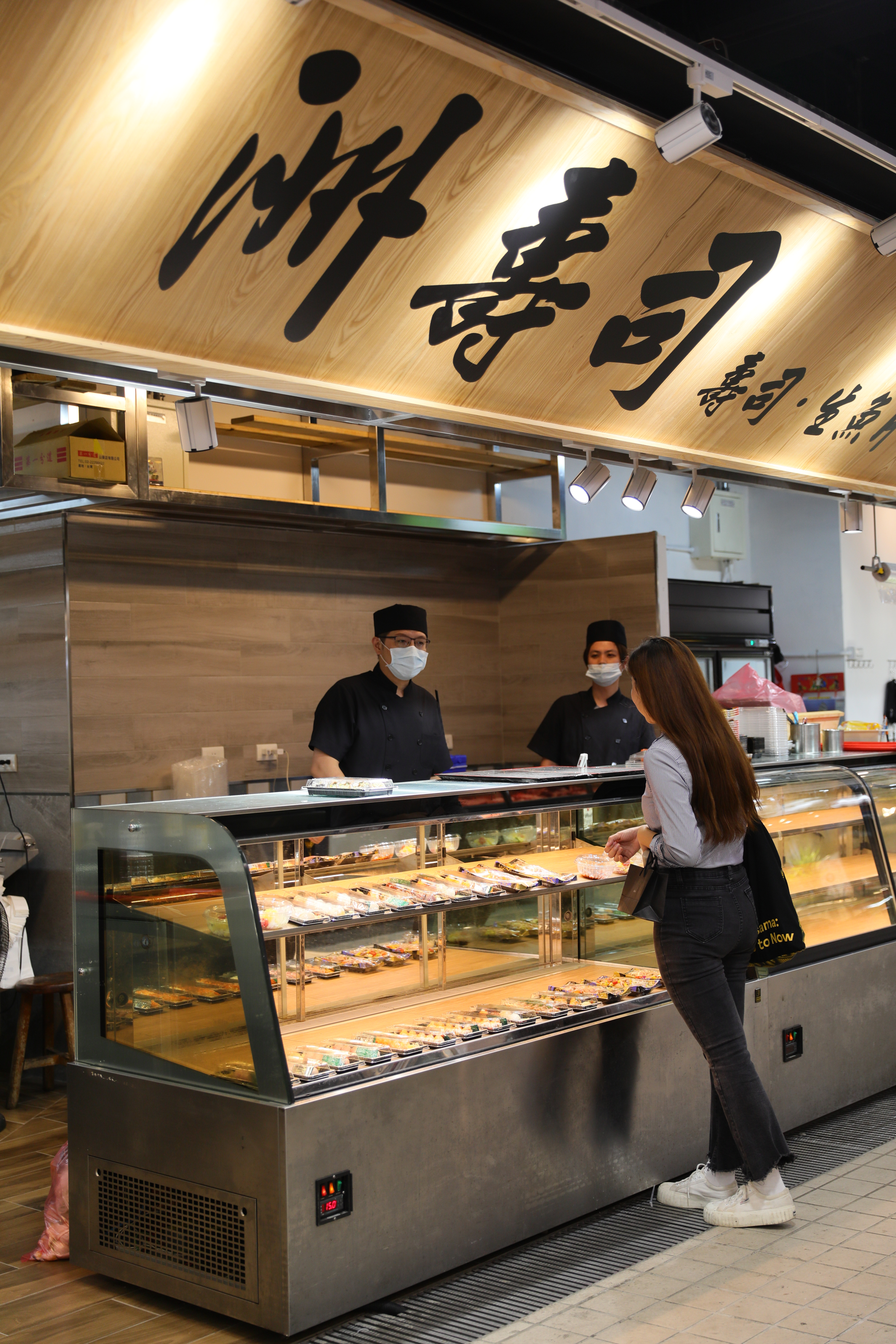 盧記水產2.0版在一旁增加全新店鋪「洲壽司」賣起新鮮生魚片及壽司。