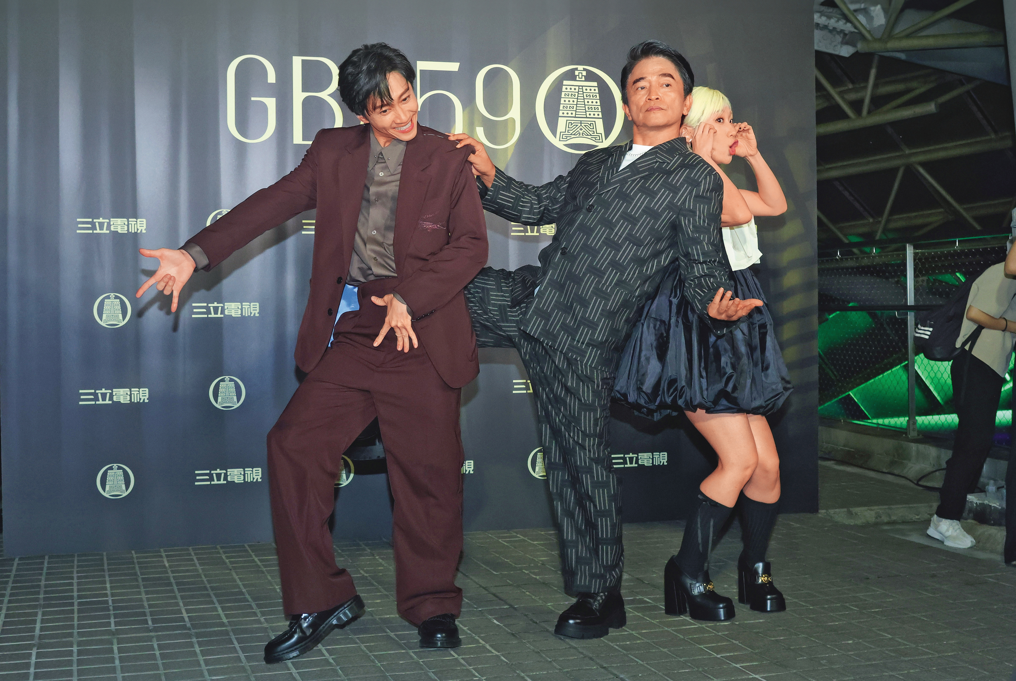 對於節目搭檔陳漢典（左）與Lulu（黃路梓茵，右）交往1年多決定結婚，吳宗憲（中）給出200萬元大紅包祝賀。