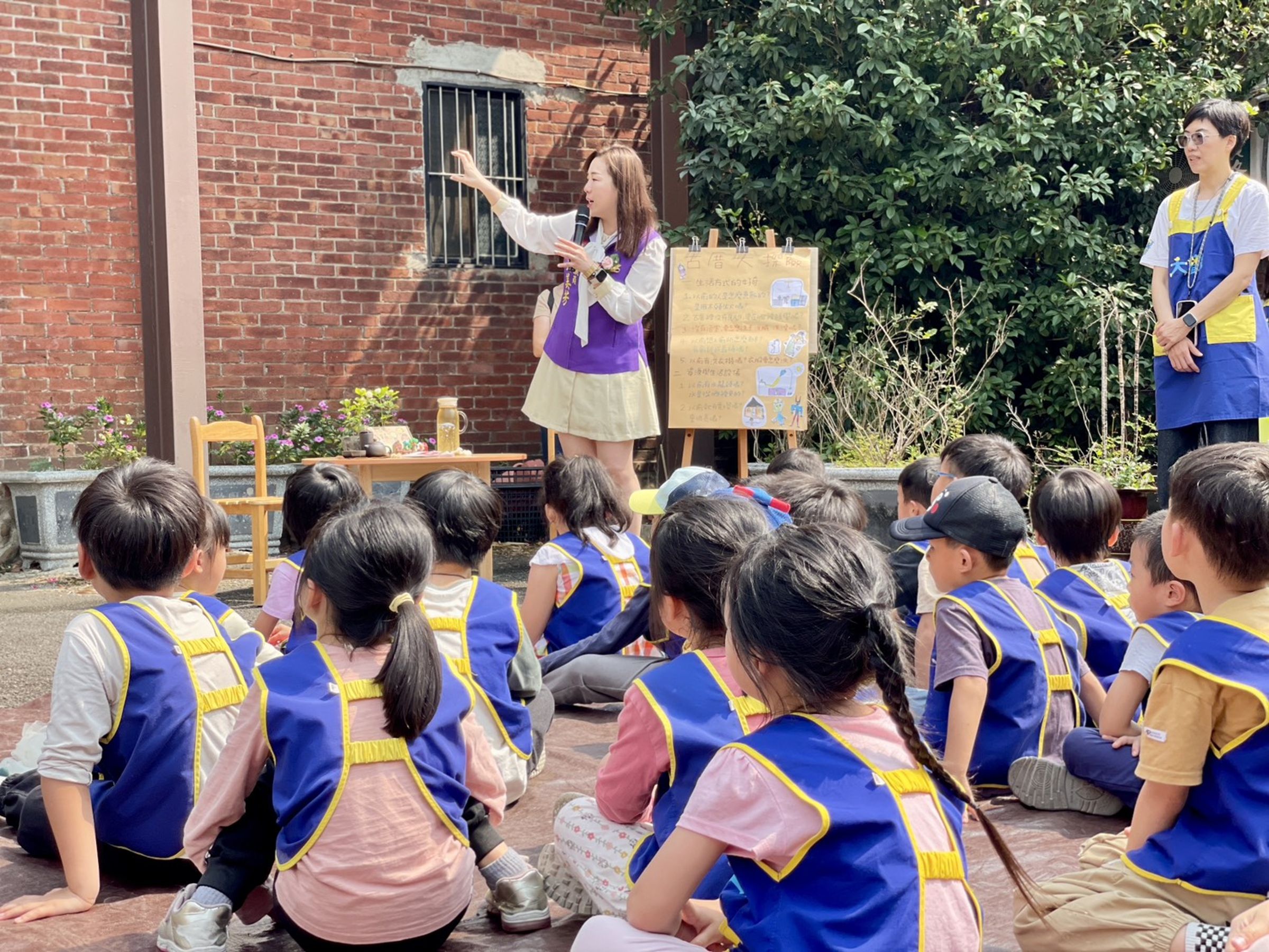 新北市議員劉美芳為大觀非營利幼兒園學童導覽劉氏古厝。(劉美芳服務處提供)