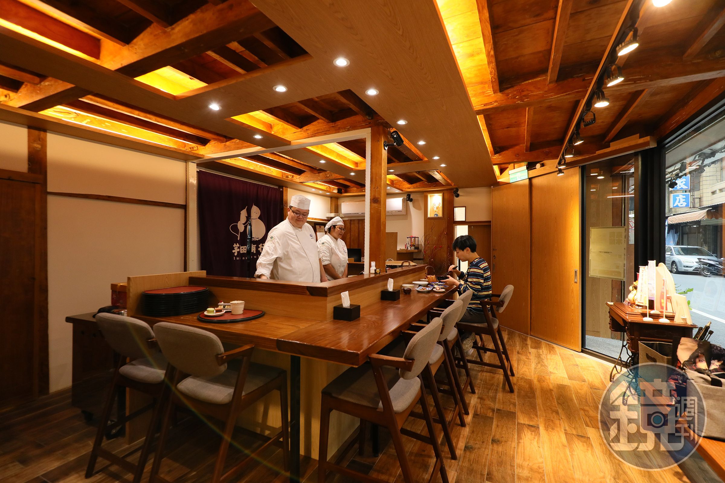 「芋沺商行」座落在屋齡超過80年的木造老屋內，用餐空間別有一番氛圍。