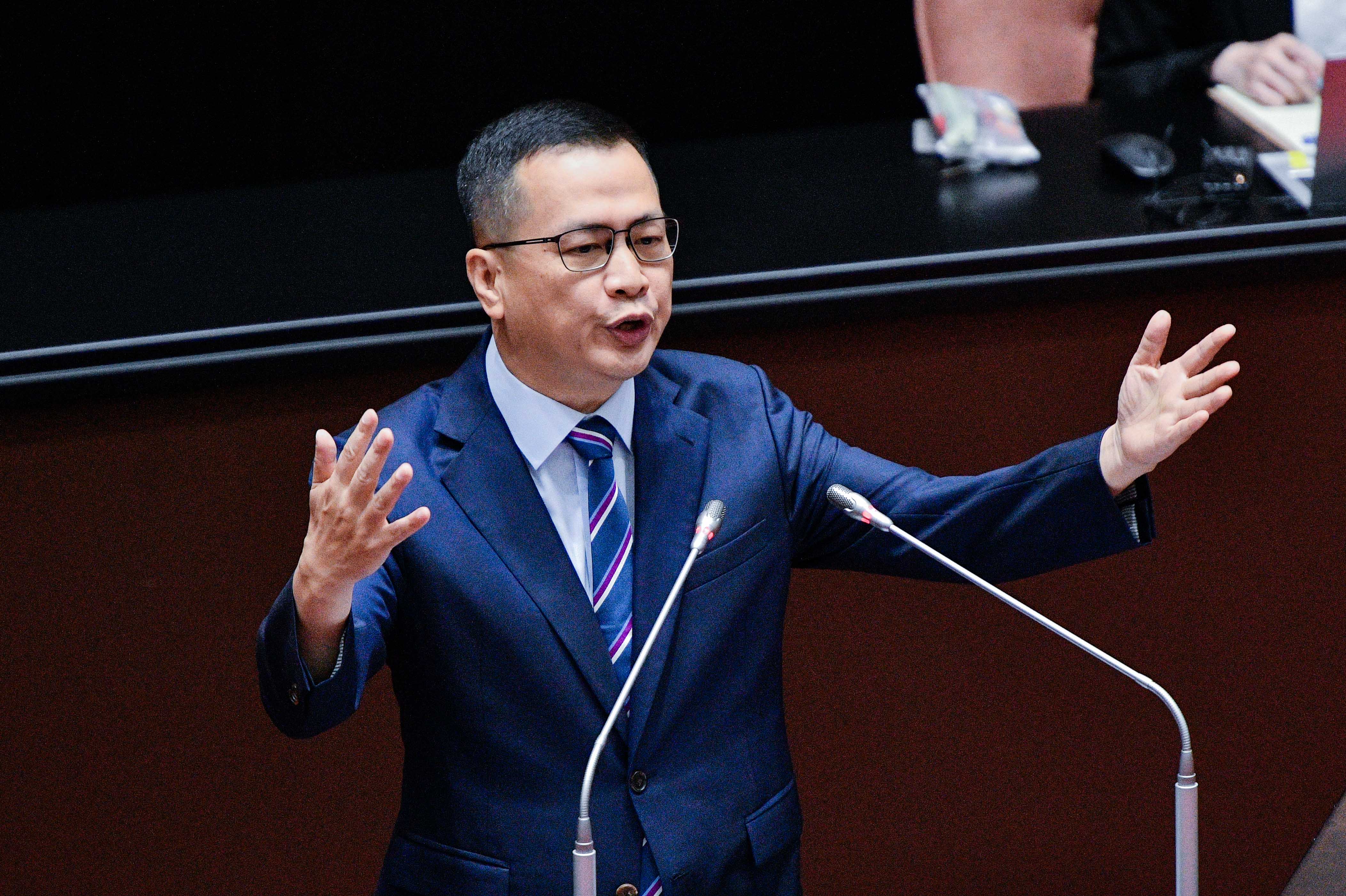 黃暐瀚看不下去! 轟藍委硬扯沈伯洋「普發毒品」:既不聰明更不負責