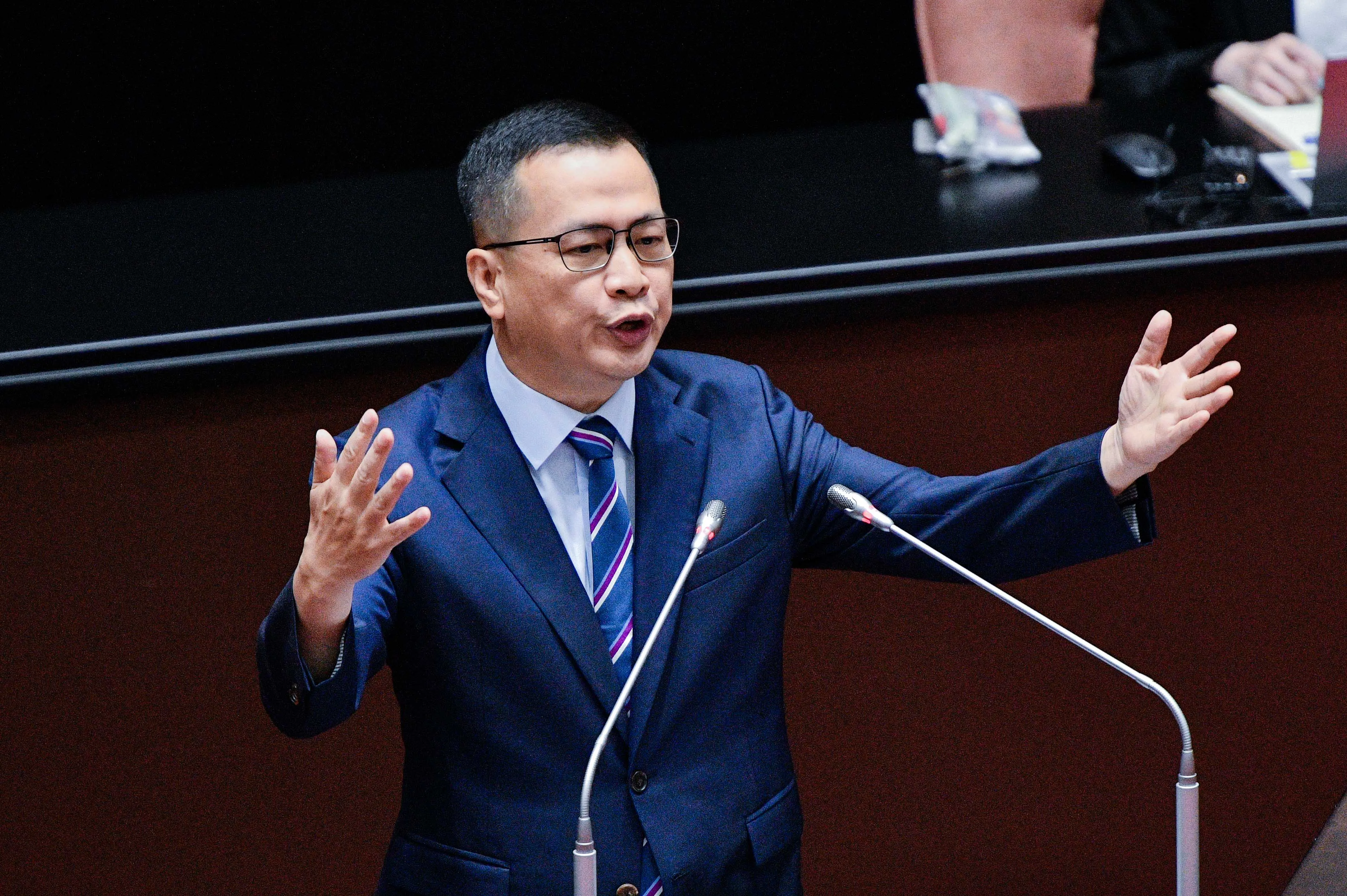黃暐瀚看不下去！　轟藍委硬扯沈伯洋「普發毒品」：既不聰明更不負責