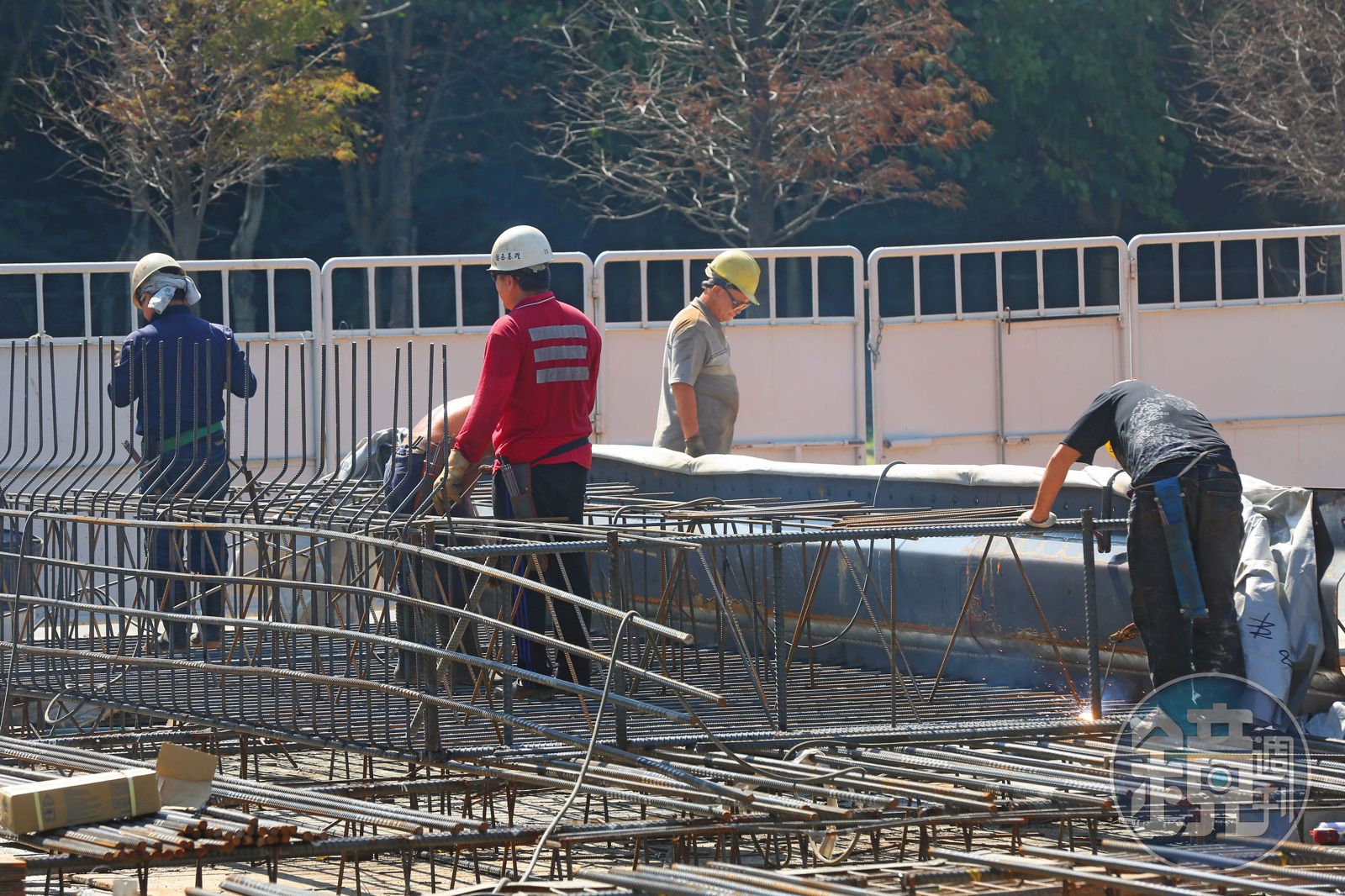 房市多頭大量開工的預售建案，因缺工料漲而拖延工期，建商為趕交屋收尾款，施工品質恐打折扣。（示意畫面，圖非當事建案）