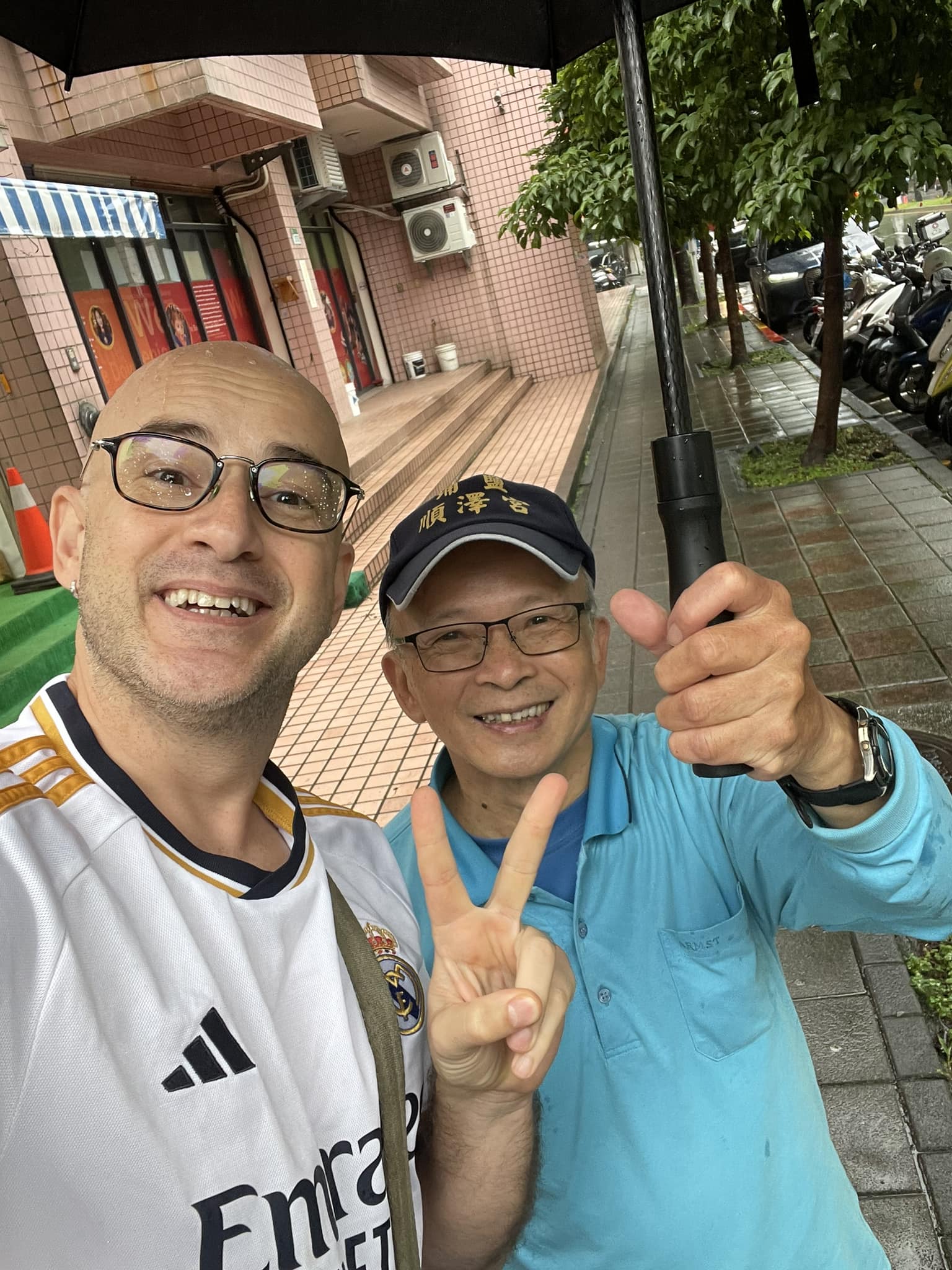 熱心男子給吳鳳撐傘,讓他相當感恩。(翻攝吳鳳臉書)