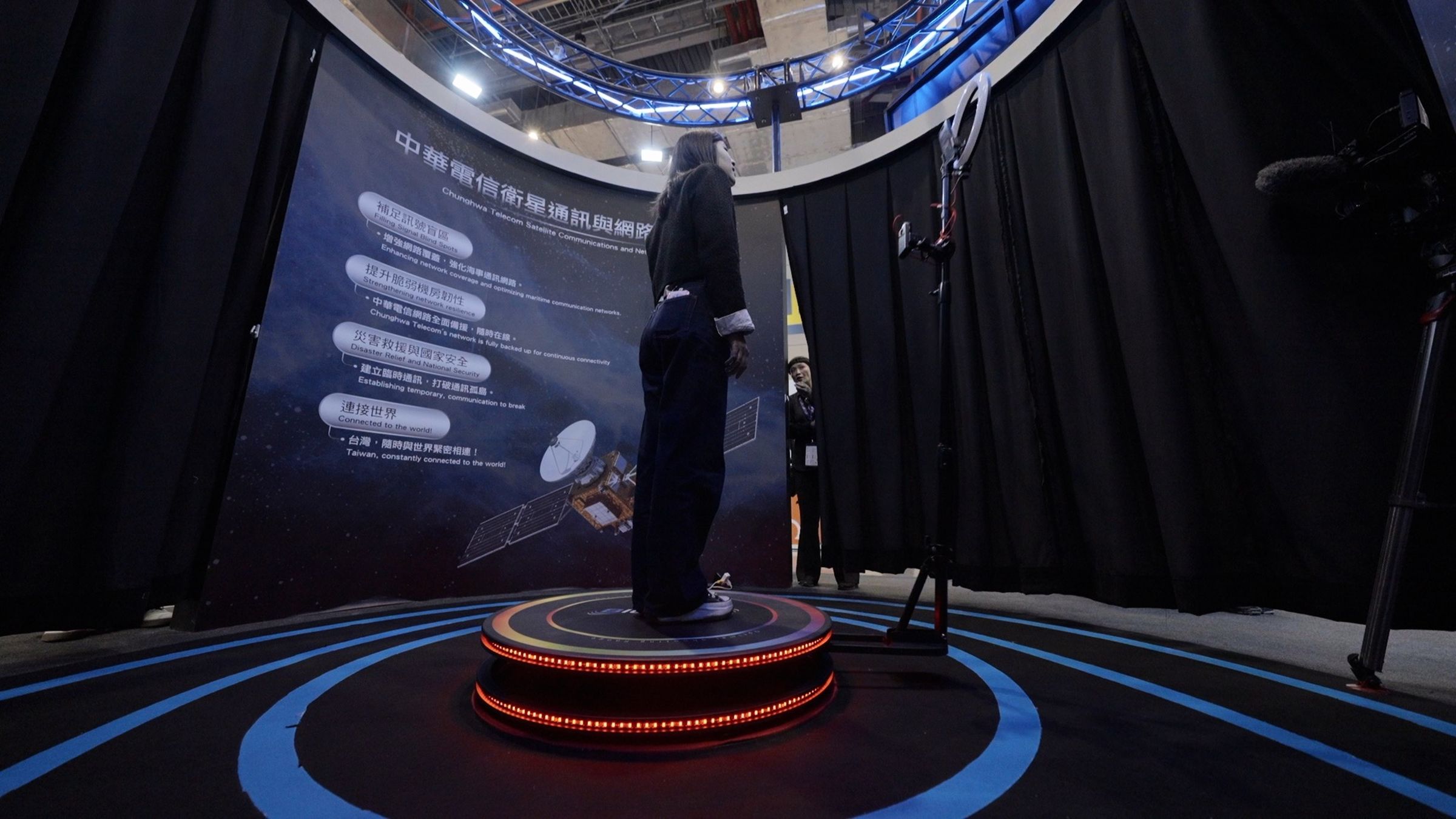 中華電信特別打造「360°拍照區」，讓民眾親身感受多軌衛星通訊的情境。