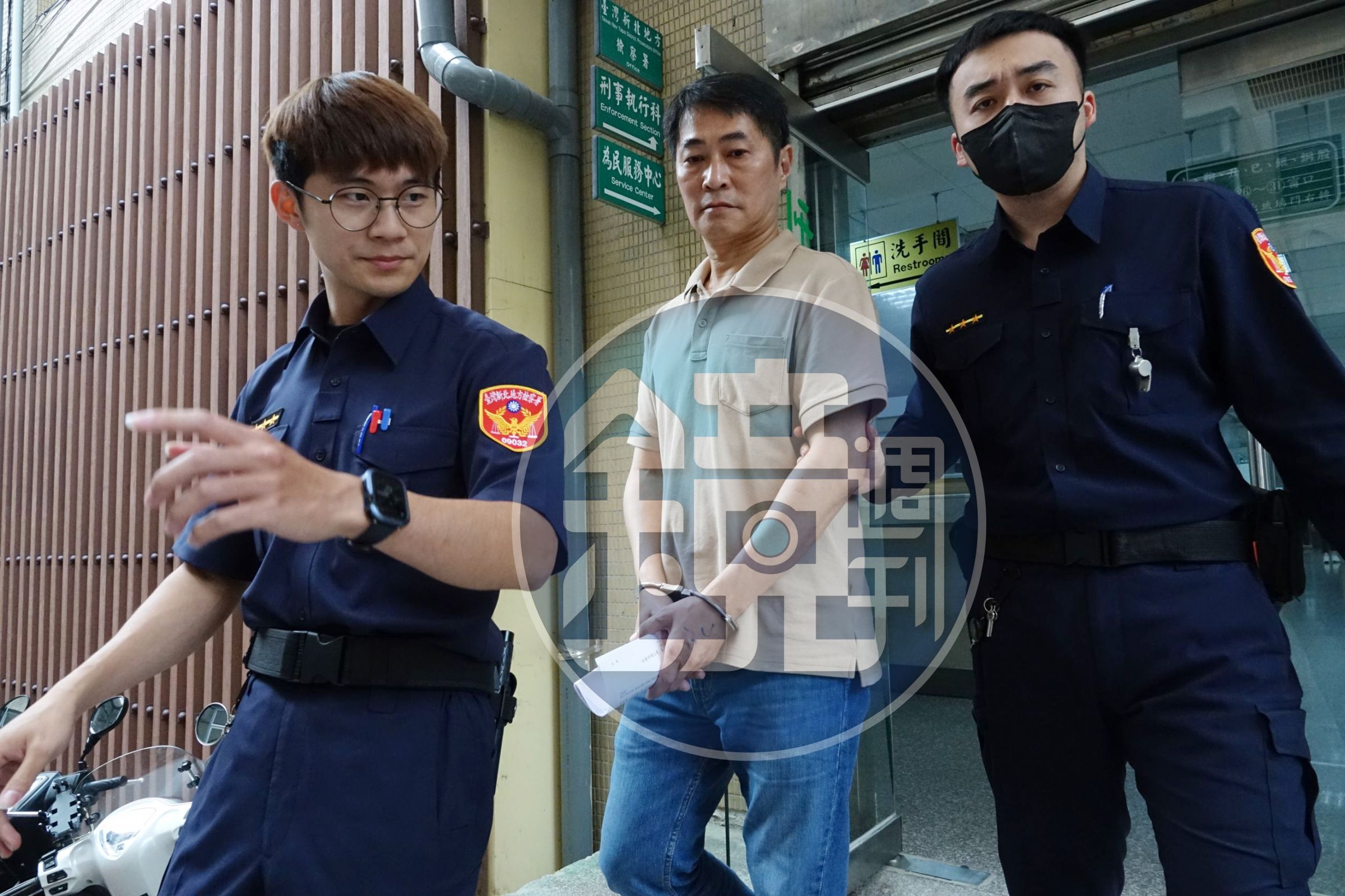 吳哲銘(中)遭逮捕後,隨即移送入監獄執行。