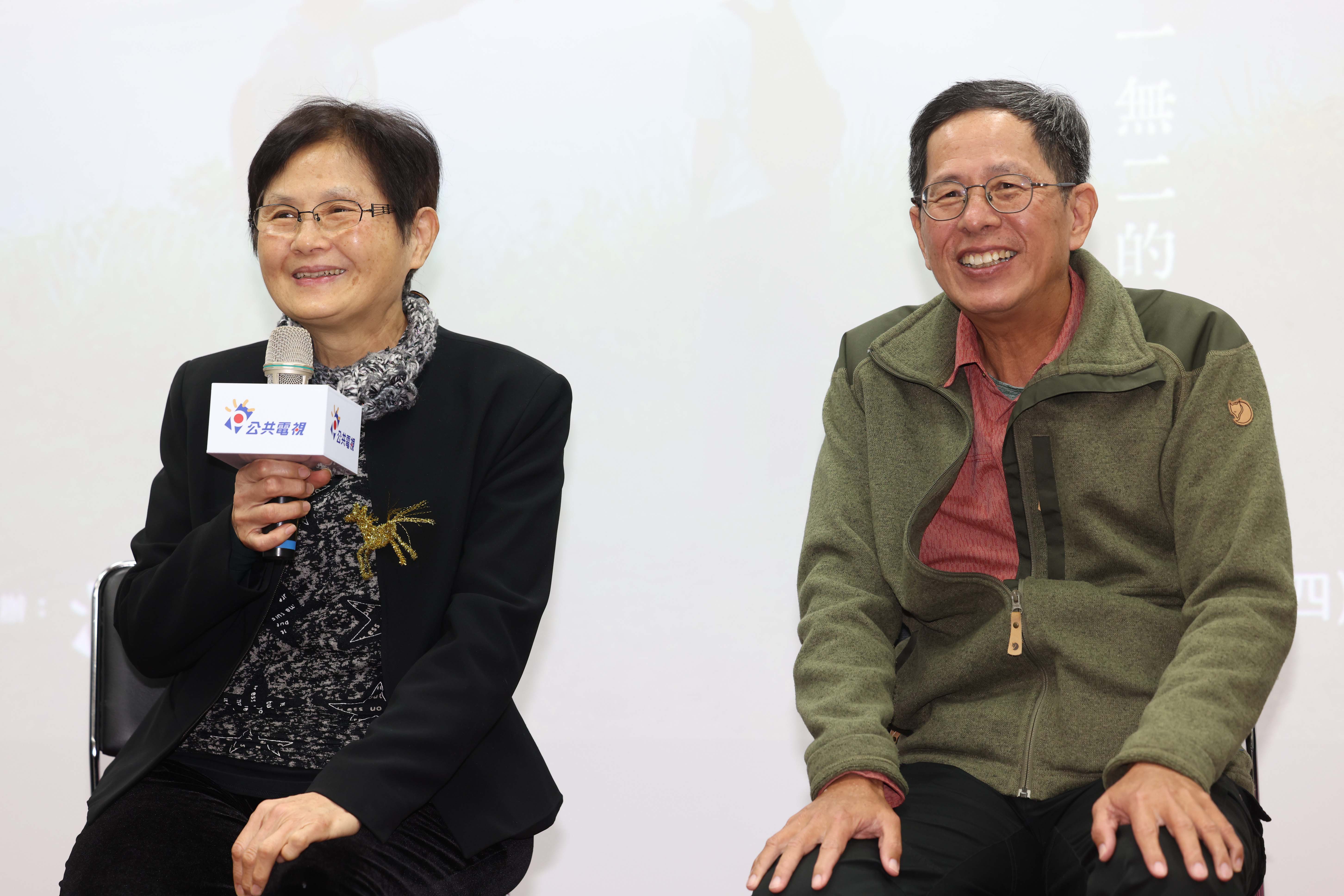 節目受訪者前金馬號小姐丁惠華(左)、主持人劉克襄(右)在特映會分享。(公視提供)