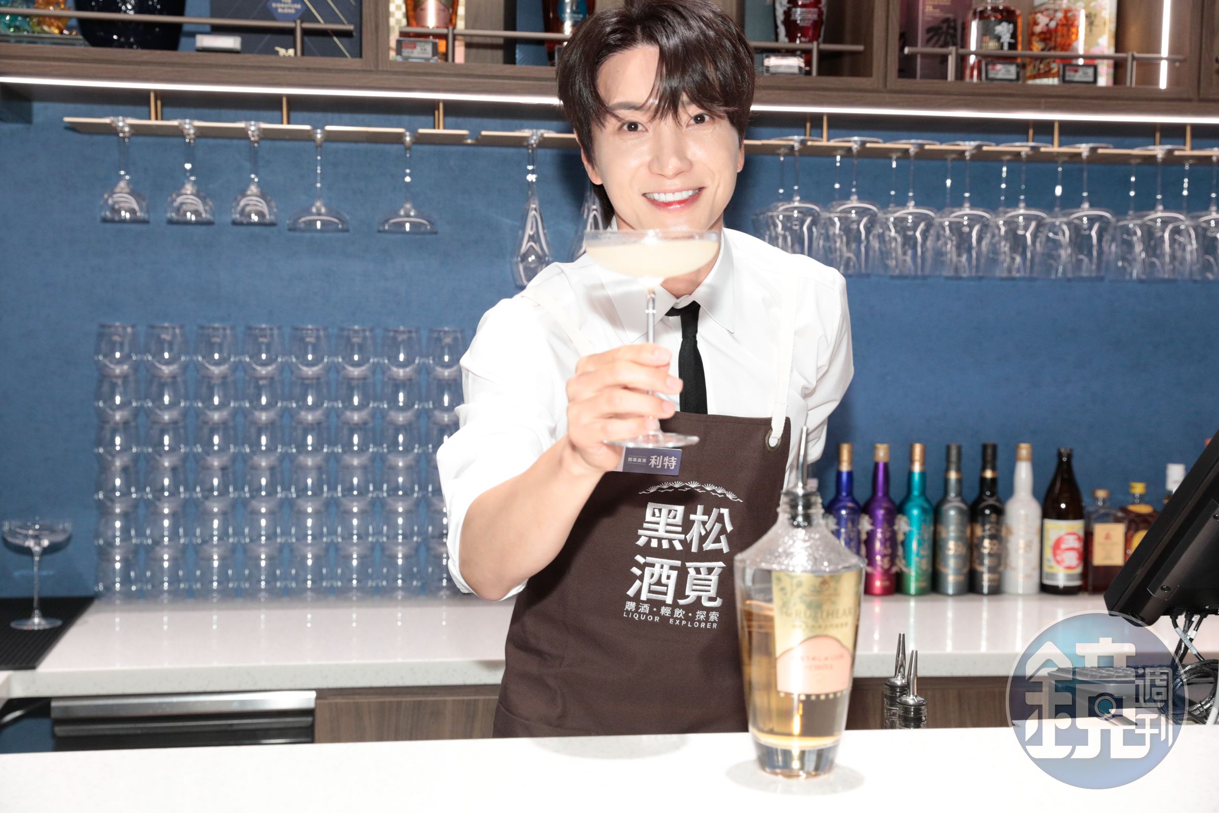 SUPER JUNIOR 利特將調酒送給現場媒體品嘗。