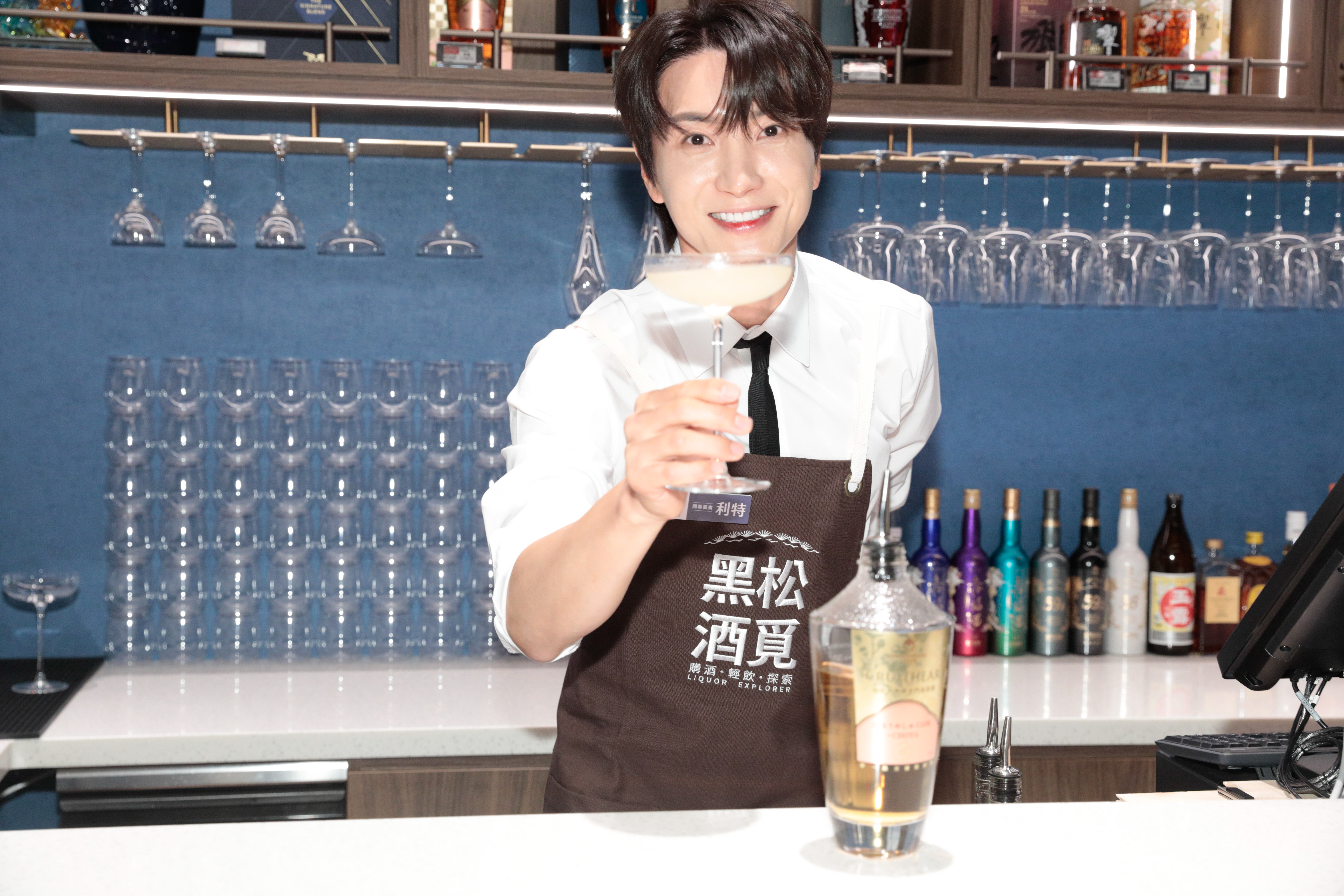 SUPER JUNIOR 利特將調酒送給現場媒體品嘗。