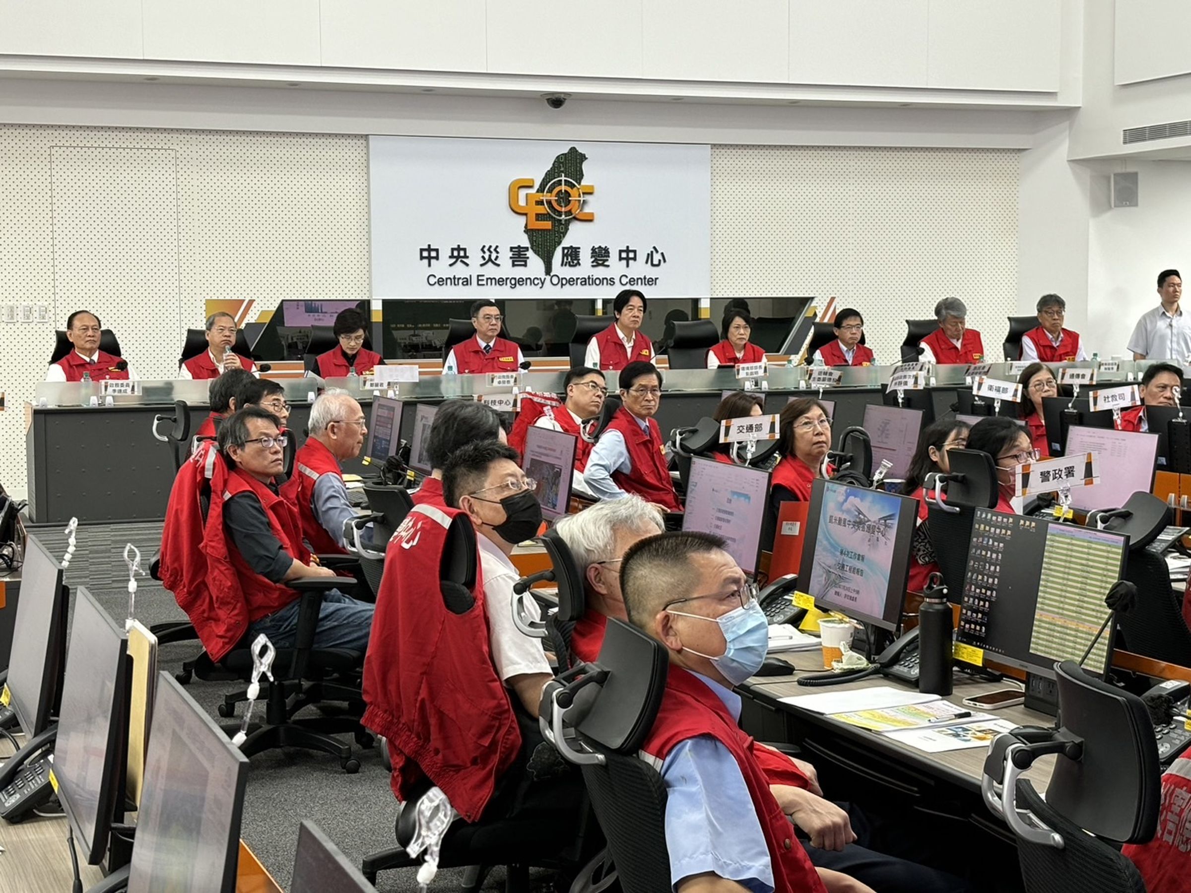 行政院長卓榮泰陪同總統賴清德至中央災害應變中心視導第4次工作會報。(翻攝消防署粉絲專頁)